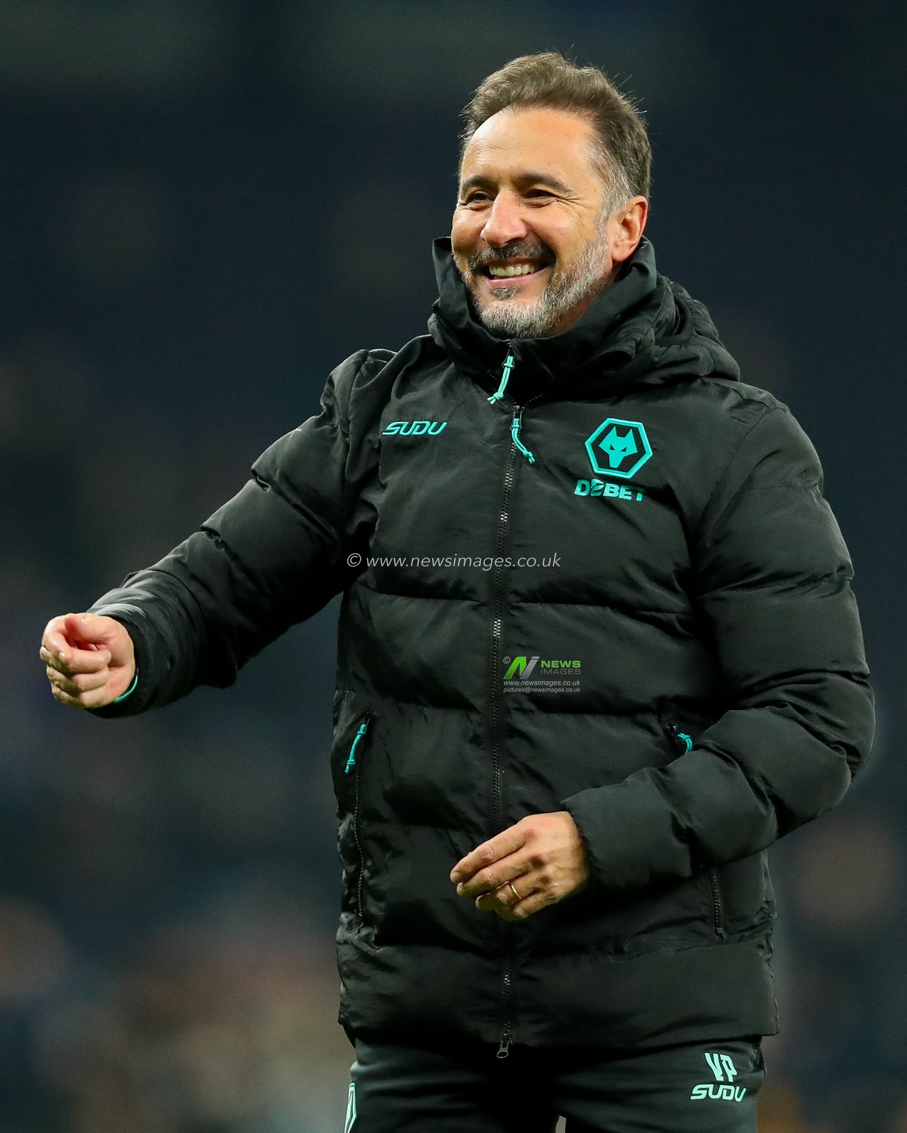 Vitor Pereira of Wolverhampton Wanderers celebrates with the fans after the teams draw following during the Premier League match Tottenham Hotspur vs Wolverhampton Wanderers at Tottenham Hotspur Stadium, London, United Kingdom, 29th December 2024

(Photo by Izzy Poles/News Images)