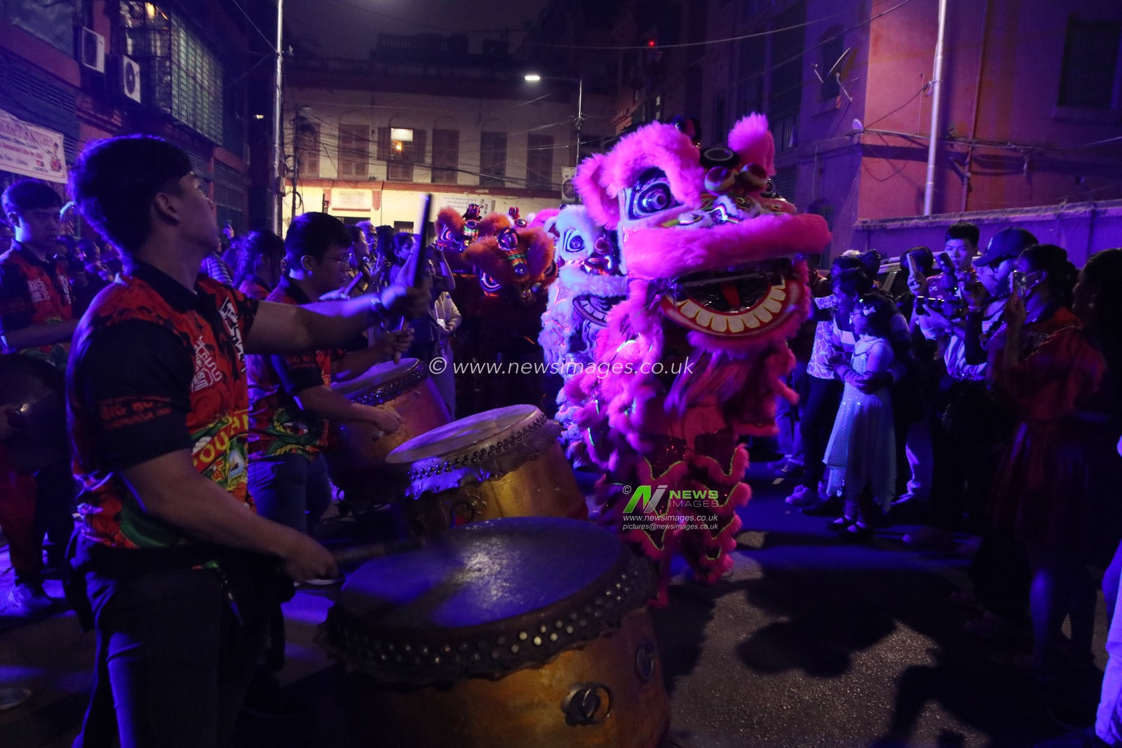 Participants are seen performing dragon dance in front of a crowd on the occasion of Lunar new year in Kolkata , India , on 29,January 2025 . This year marks the year of rabbit in Chinese calendar.Pictures by Debajyoti Chakraborty.(Photo: Debajyoti Chakraborty/News Images)
