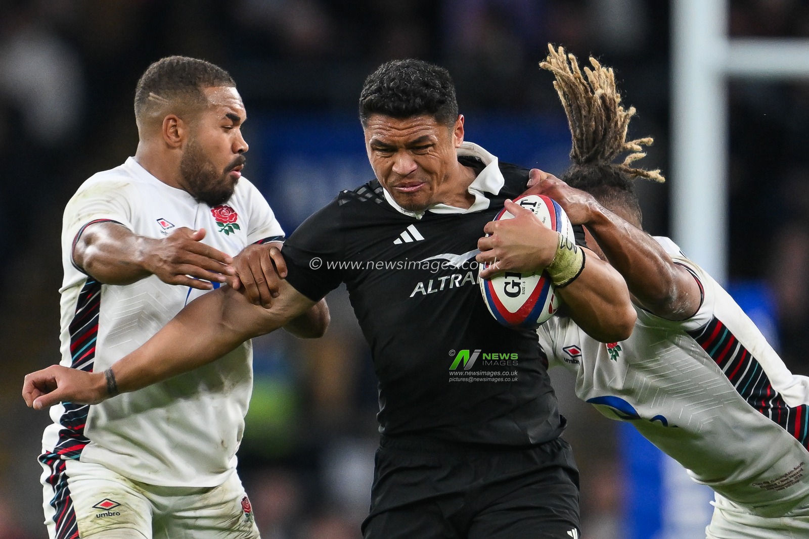 Caleb Clarke of New Zealand is tackled by Chandler Cunningham-South and Ollie Lawrence of England during the Autumn Nations Series match England vs New Zealand at Allianz Stadium,, Twickenham, United Kingdom, 2nd November 2024

(Photo by Craig Thomas/News Images)