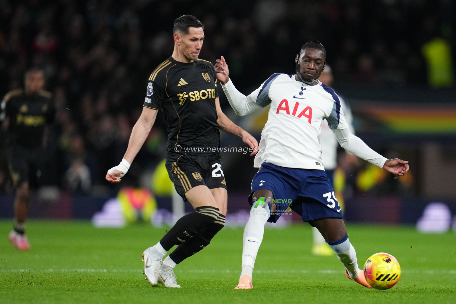 Randal Kolo Muani of Tottenham Hotspur and Sasa Lukic of Fulham during the Premier League match Tottenham Hotspur vs Fulham at Tottenham Hotspur Stadium, London, United Kingdom, 29th November 2025

(Photo by Harvey Murphy/News Images)

*** GER AUT SUI OUT ***