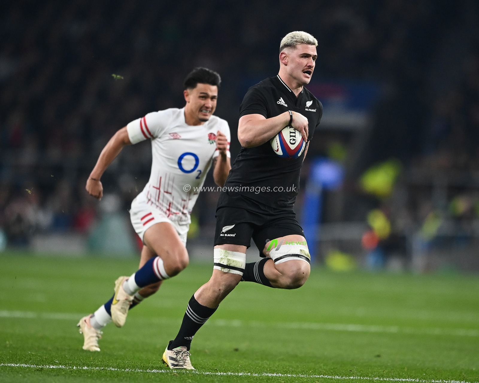 Dalton Papali'i of New Zealand intercepts the ball to score breakaway try during the Autumn internationals match England vs New Zealand at Twickenham Stadium, Twickenham, United Kingdom, 19th November 2022

(Photo by Craig Thomas/News Images)