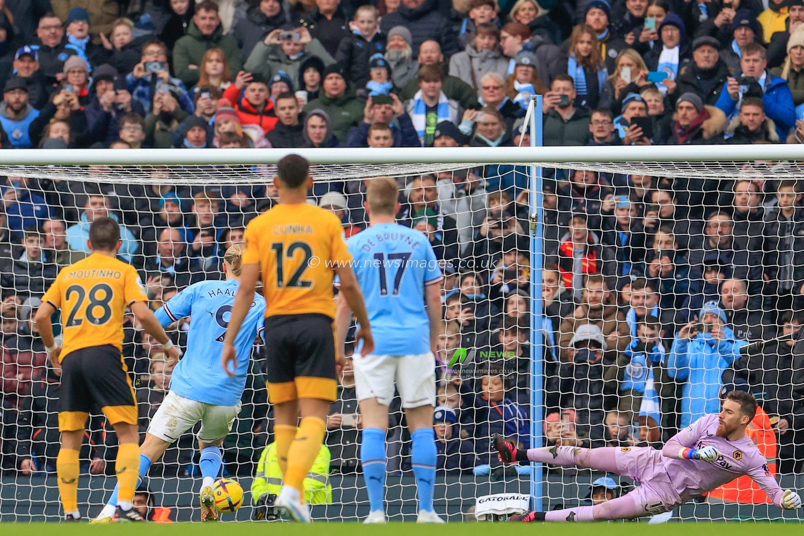 Erling Haaland #9 of Manchester City scores a goal to make it 2-0 during the Premier League match Manchester City vs Wolverhampton Wanderers at Etihad Stadium, Manchester, United Kingdom, 22nd January 2023

(Photo by Conor Molloy/News Images)