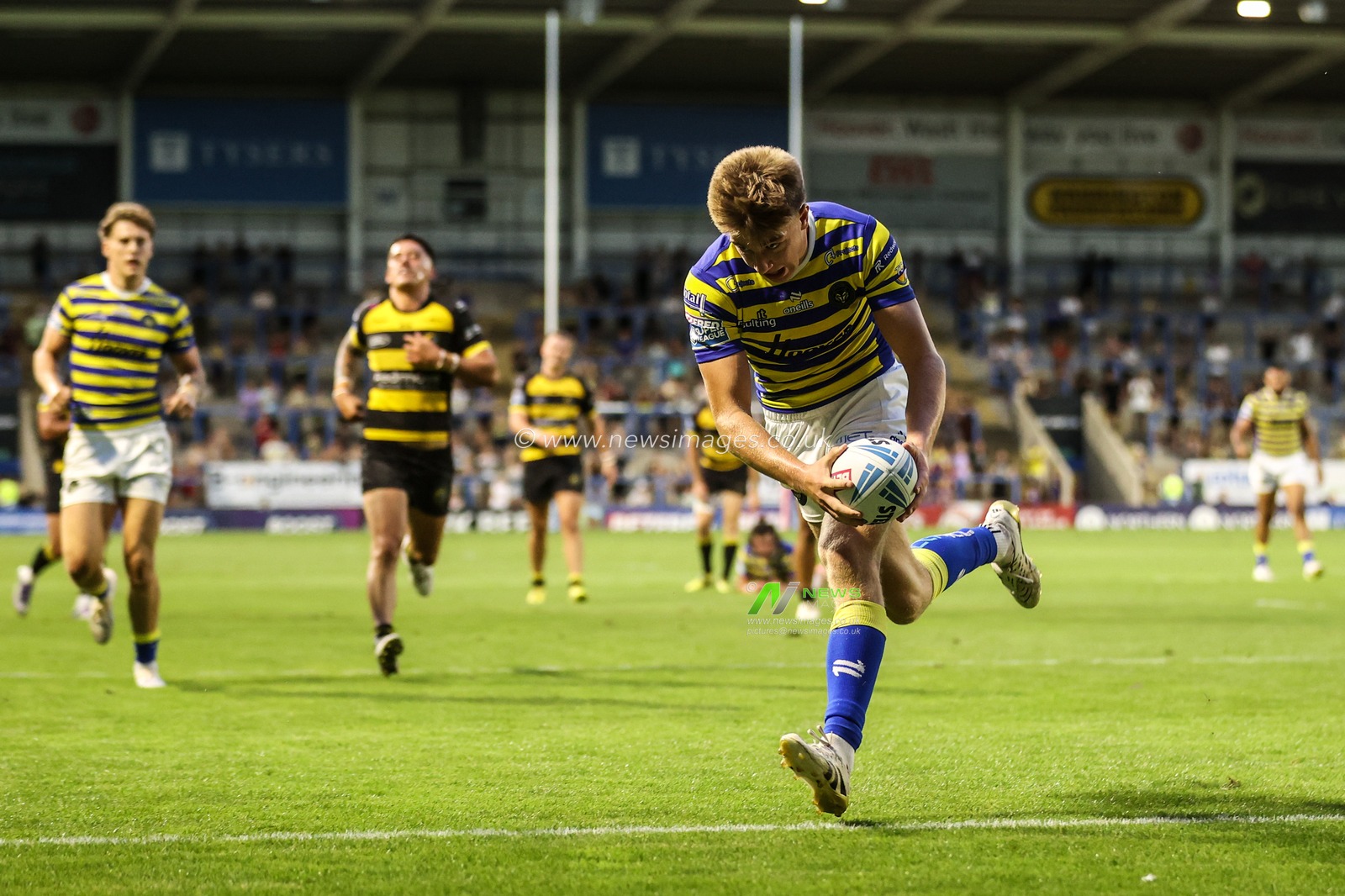 Ewan Irwin of Warrington Wolves goes over for a try during the Betfred Super League round 23 match Warrington Wolves vs York Knights at The Halliwell Jones Stadium, Warrington, United Kingdom on 13 August 2026

(Photo by Alfie Cosgrove/News Images)