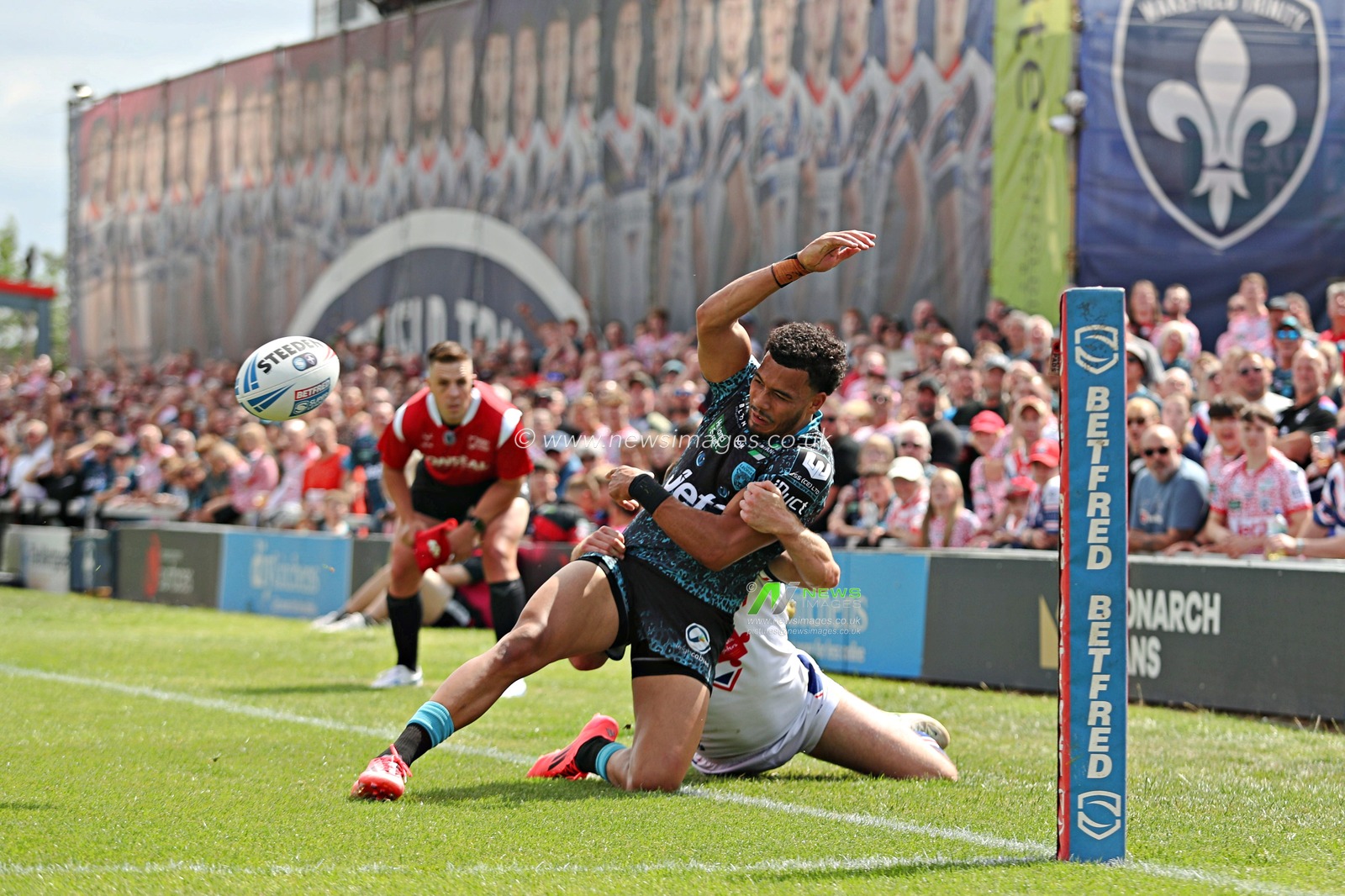 Max Jowitt of Wakefield Trinity tackles Darnell McIntosh of Leigh Leopards during the Betfred Super League Round 14 match Wakefield Trinity vs Leigh Leopards at DIY Kitchens Stadium, Wakefield, United Kingdom, 15th June 2025

(Photo by Sam Eaden/News Images)