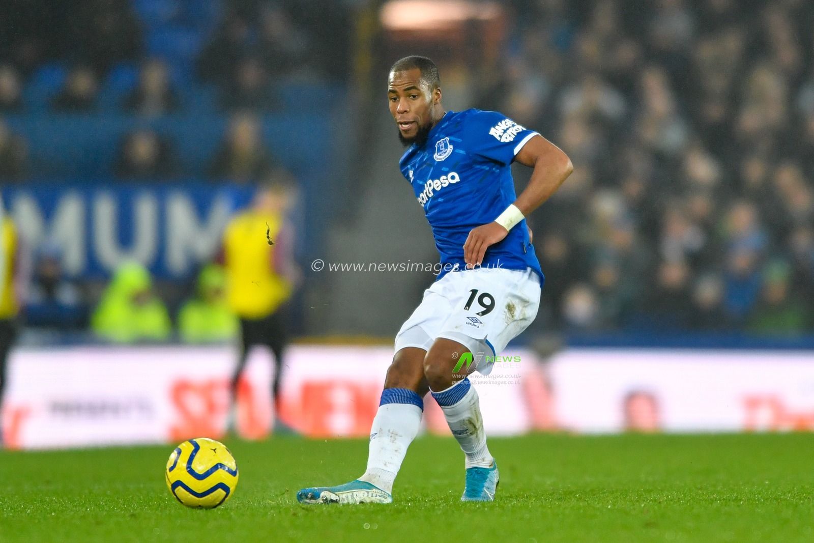26th December 2019, Goodison Park, Liverpool, England; Premier League, Everton v Burnley : Djibril Sidibe (19) of Everton passes the ball

Credit: Simon Whitehead/News Images