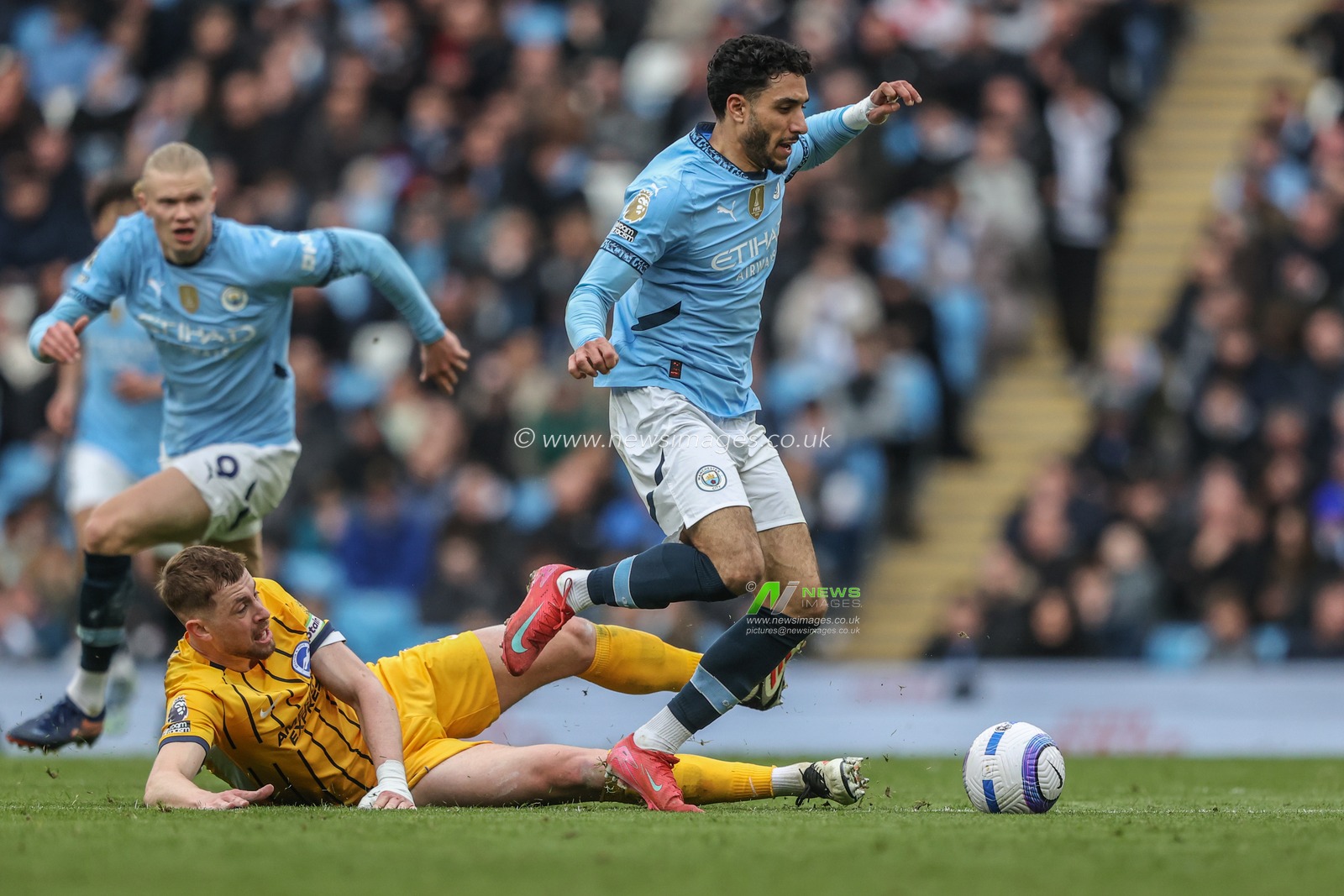 Omar Marmoush of Manchester City breaks with the ball during the Premier League match Manchester City vs Brighton and Hove Albion at Etihad Stadium, Manchester, United Kingdom, 15th March 2025

(Photo by Alfie Cosgrove/News Images)