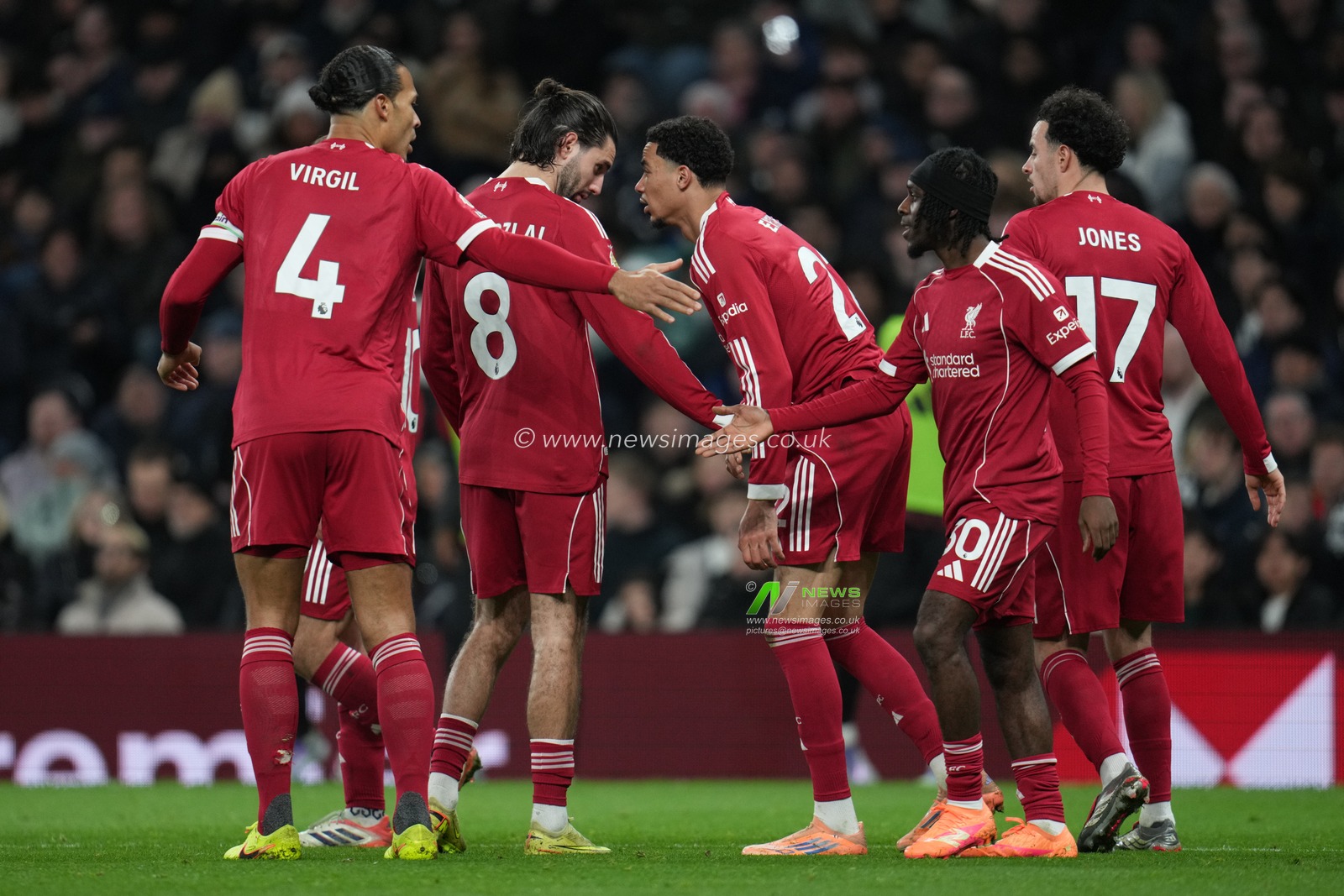 Liverpool players celebrate Hugo Ekitike of Liverpool goal during the Premier League match Tottenham Hotspur vs Liverpool at Tottenham Hotspur Stadium, London, United Kingdom, 20th December 2025

(Photo by Harvey Murphy/News Images)

*** GER AUT SUI OUT ***