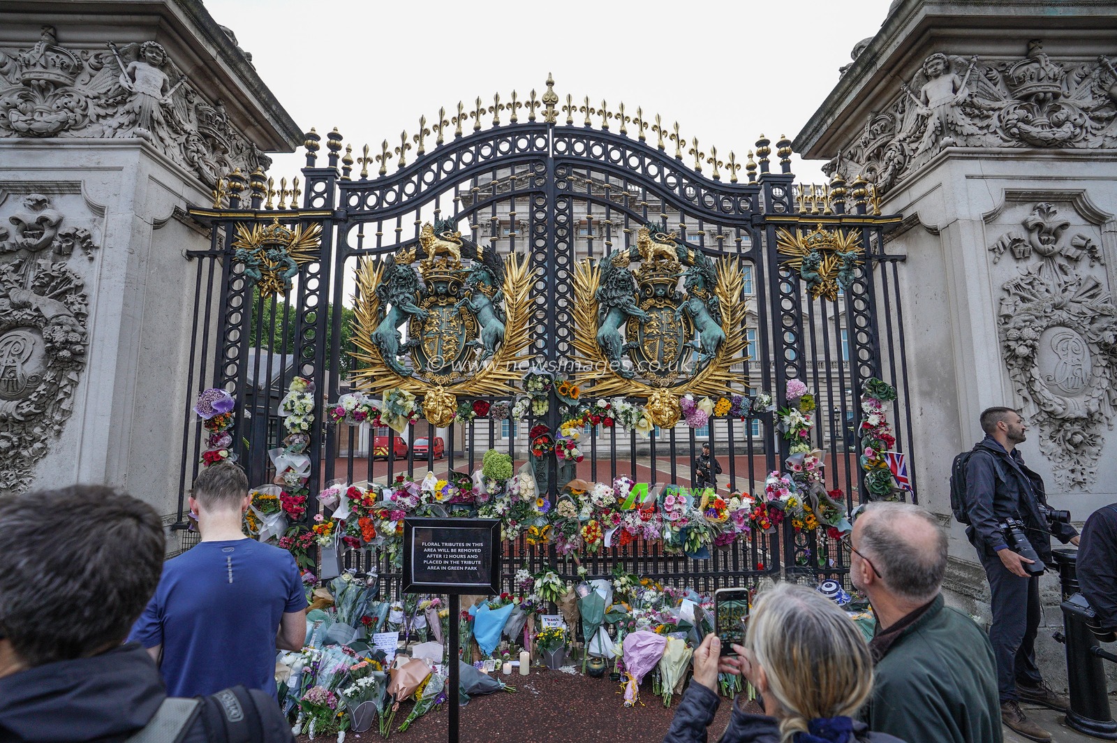 Mourners pay their respects after the passing of Her Majesty The Queen at Buckingham Palace, London, United Kingdom, 9th September 2022

(Photo by Richard Washbrooke/News Images)