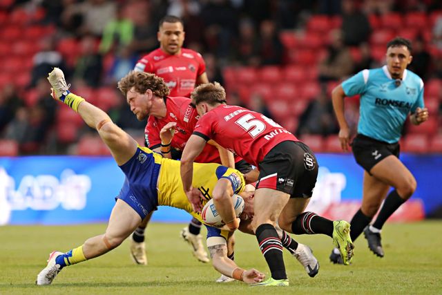 Matt Dufty of Warrington Wolves is tackled by Ethan Ryan of Salford Red Devils and Danny Richardson of Salford Red Devils during the Betfred Super League round 17 match Salford Red Devils vs Warrington Wolves at Salford Community Stadium, Eccles, United Kingdom, 4th July 2025

(Photo by Sam Eaden/News Images)