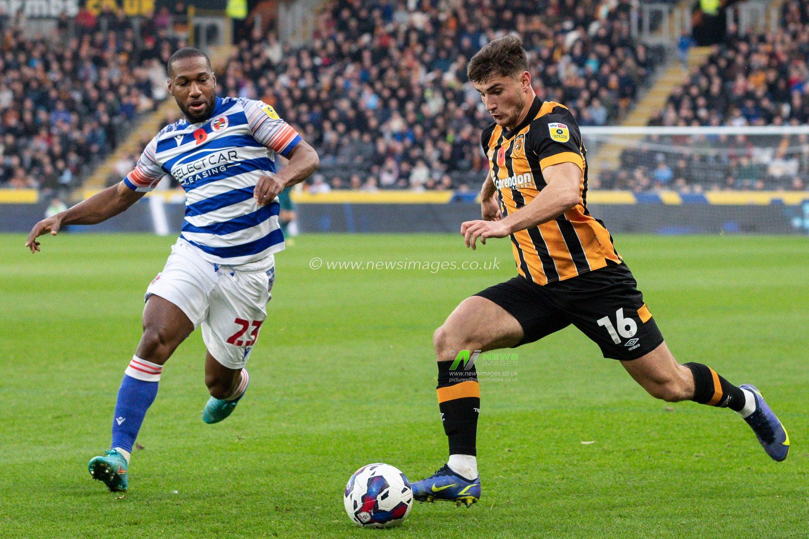 Ryan Longman #16 of Hull City on the ball during the Sky Bet Championship match Hull City vs Reading at MKM Stadium, Hull, United Kingdom, 12th November 2022

(Photo by James Heaton/News Images)
