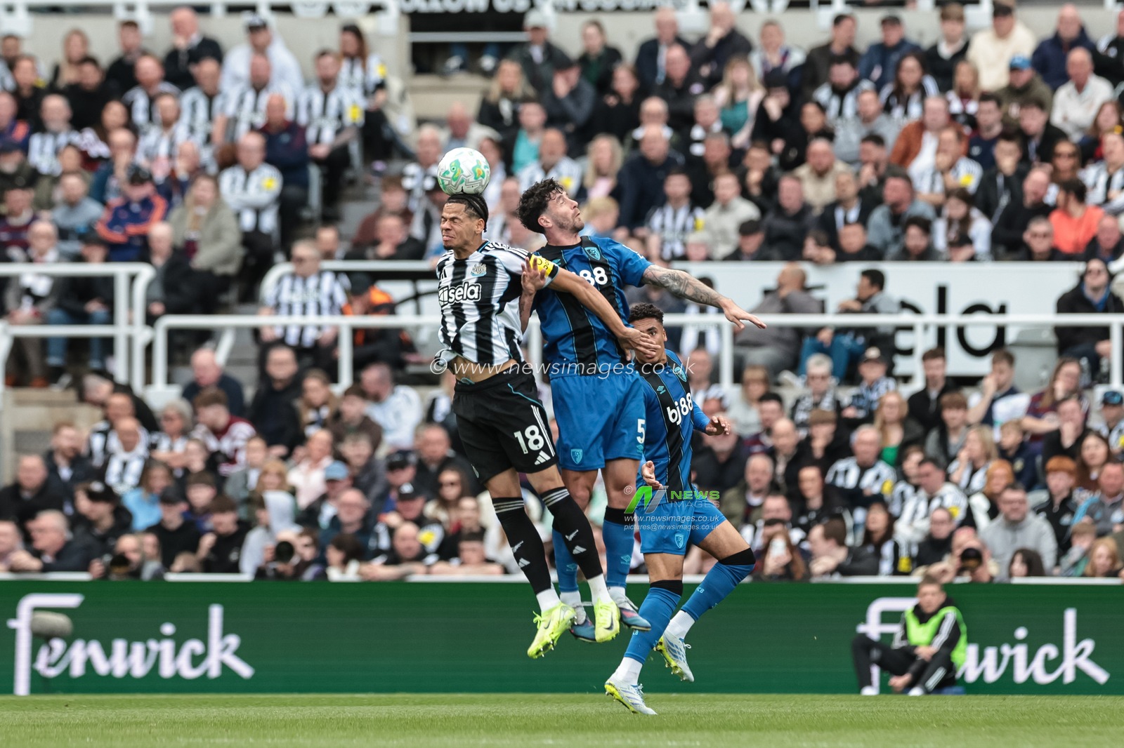 William Osula of Newcastle Untied jumps up to win the high ball from Marcos Senesi of Bournemouth during the Premier League match Newcastle Untied vs Bournemouth at St. James's Park, Newcastle, United Kingdom on 18 April 2026

(Photo by Mark Cosgrove/News Images)
