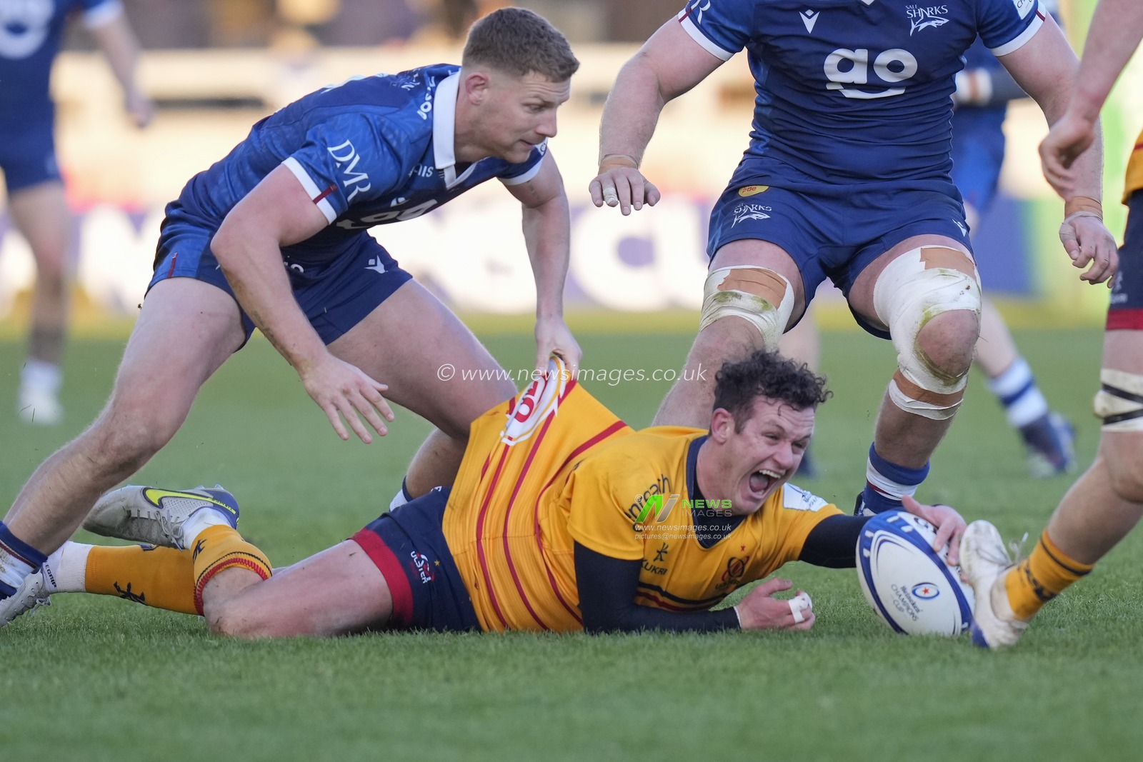 Billy Burns #10 of Ulster Rugby sets the ball back after a tackle from Rob Du Preez #10 of Sale Sharks during the European Champions Cup Group B match Sale Sharks vs Ulster Rugby at AJ Bell Stadium, Eccles, United Kingdom, 11th December 2022

(Photo by Steve Flynn/News Images)