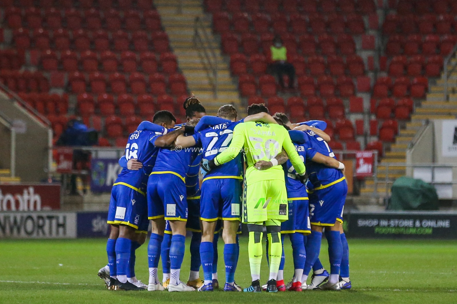 Nottingham Forest players form a huddle before kick off