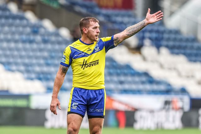 Marc Sneyd of Warrington Wolves gives his team instructions during the Betfred Super League Round 23 match Huddersfield Giants vs Warrington Wolves at Accu Stadium, Huddersfield, United Kingdom, 24th August 2025

(Photo by Alfie Cosgrove/News Images)