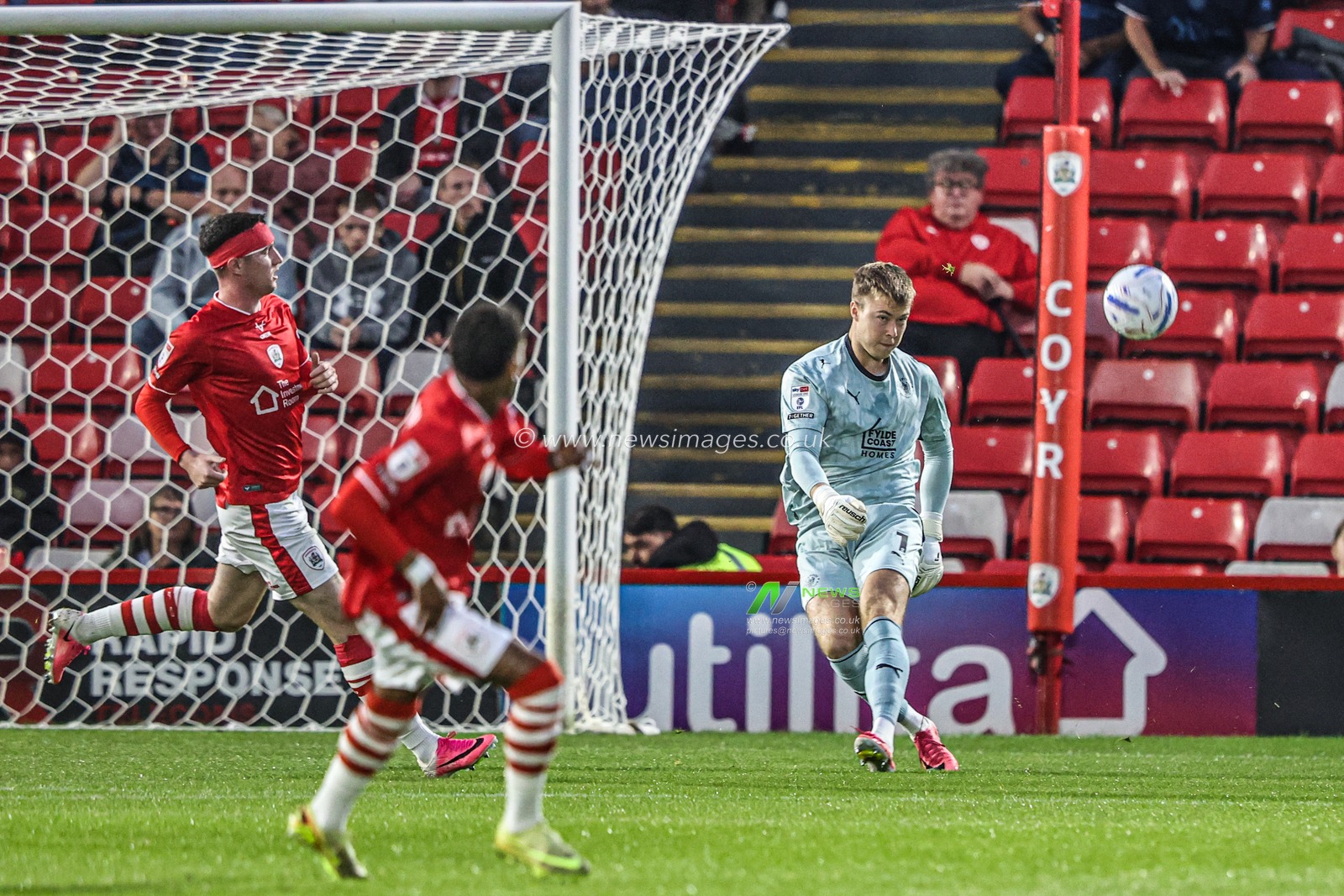 Blackpool goalkeeper Bailey Peacock-Farrell takes a goal kick during the Sky Bet League One match Barnsley vs Blackpool at Oakwell, Barnsley, United Kingdom on 02 September 2026

(Photo by Alfie Cosgrove/News Images)