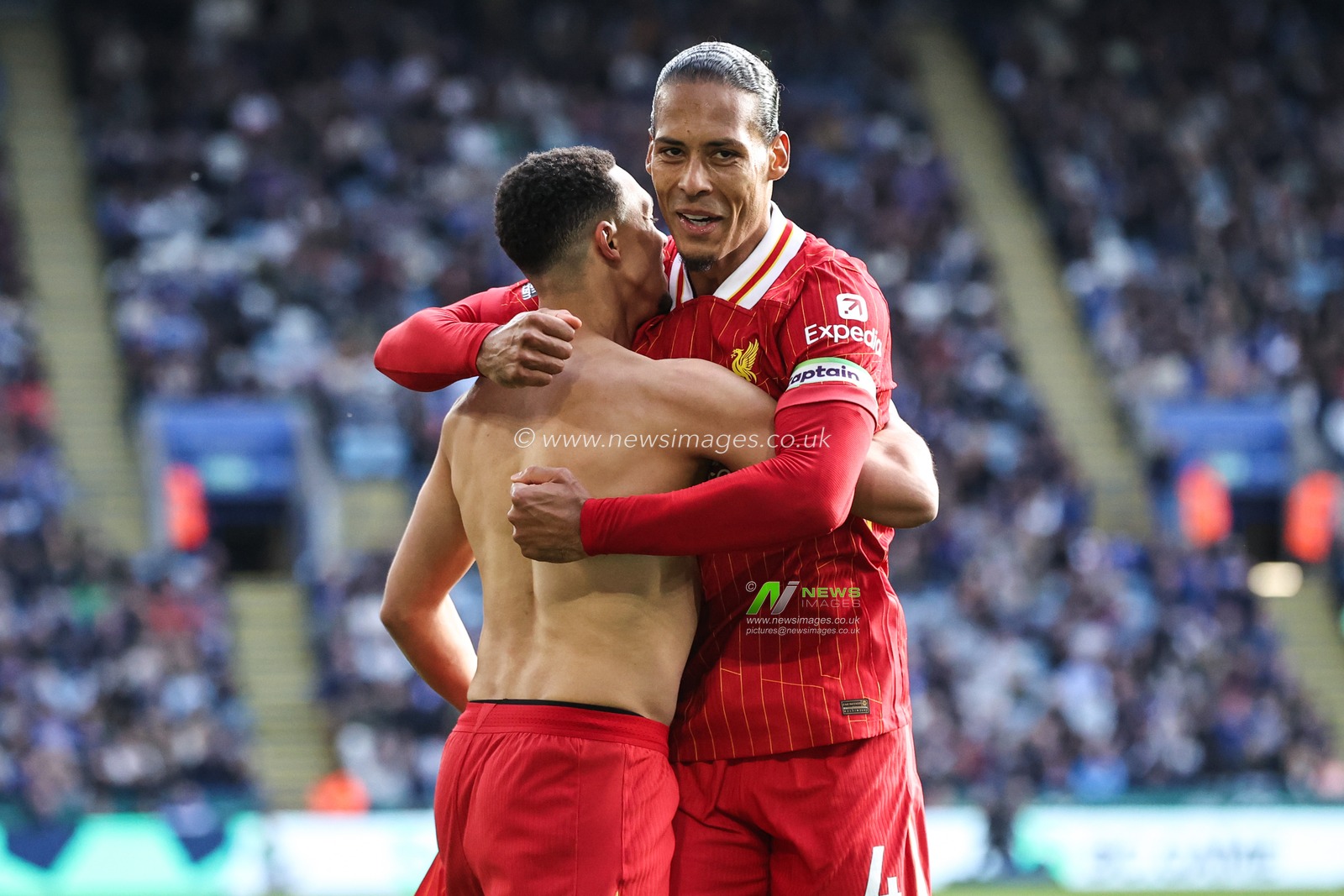 Trent Alexander-Arnold of Liverpool celebrates his goal to make it 0-1 during the Premier League match Leicester City vs Liverpool at King Power Stadium, Leicester, United Kingdom, 20th April 2025

(Photo by Alfie Cosgrove/News Images)