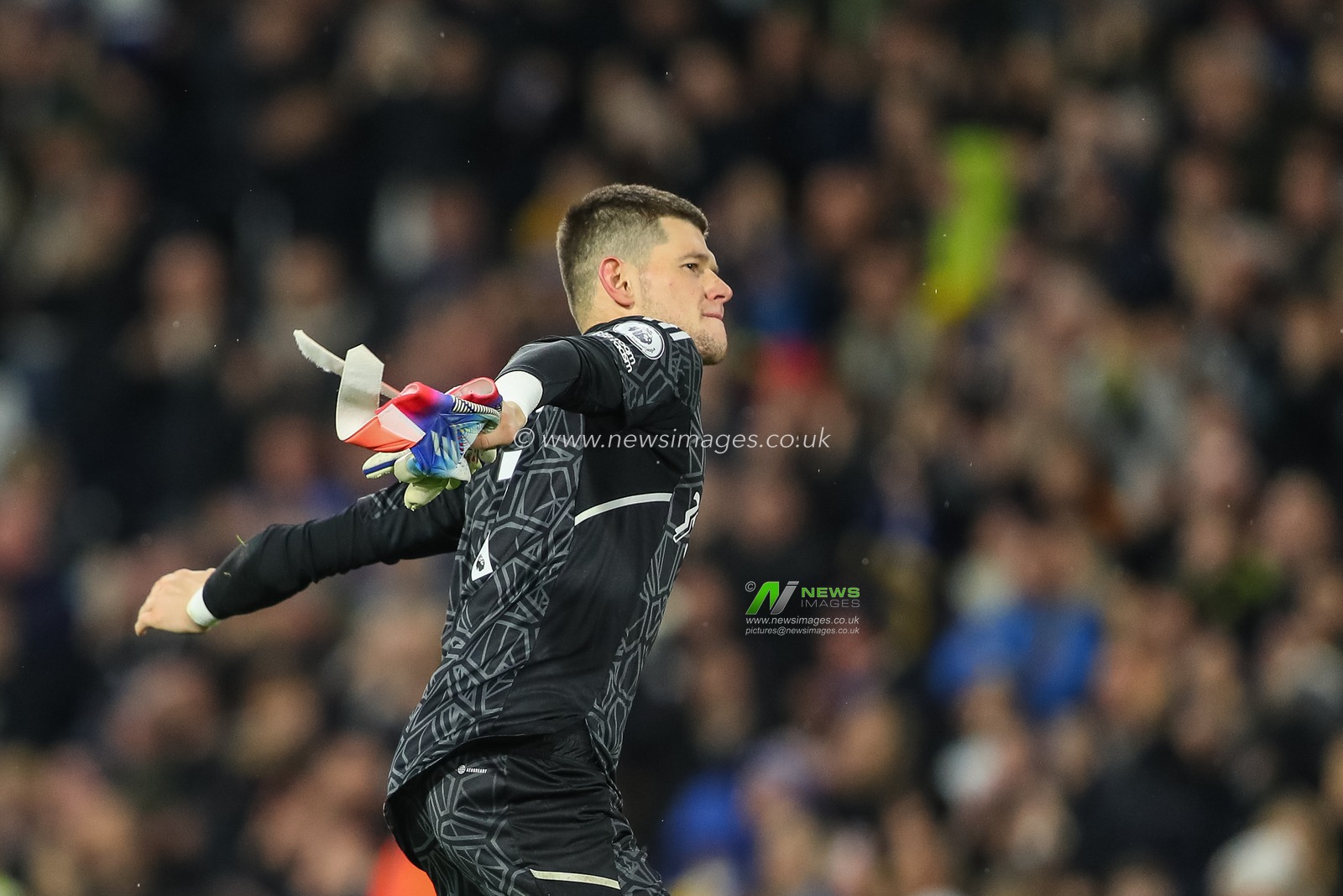 Illan Meslier #1 of Leeds United celebrates his teams win after the Premier League match Leeds United vs Bournemouth at Elland Road, Leeds, United Kingdom, 5th November 2022

(Photo by Gareth Evans/News Images)