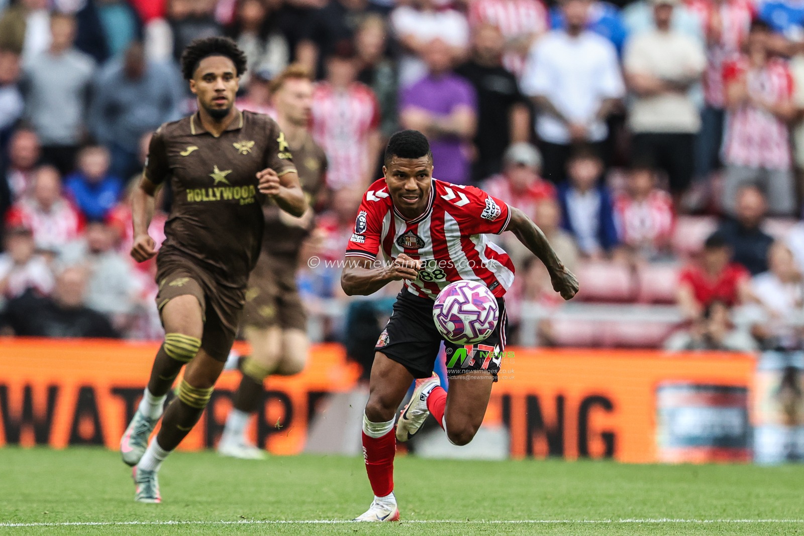 Reinildo Mandava of Sunderland breaks with the ball during the Premier League match Sunderland vs Brentford at Stadium Of Light, Sunderland, United Kingdom, 30th August 2025

(Photo by Alfie Cosgrove/News Images)