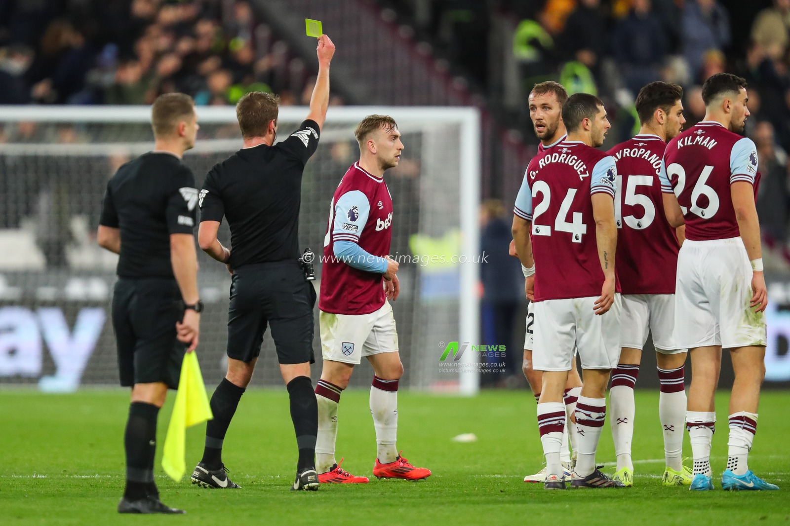 Referee John Brooks gives a yellow card to Jarrod Bowen of West Ham United after the final whistle of the Premier League match West Ham United vs Wolverhampton Wanderers at London Stadium, London, United Kingdom, 9th December 2024

(Photo by Izzy Poles/News Images)