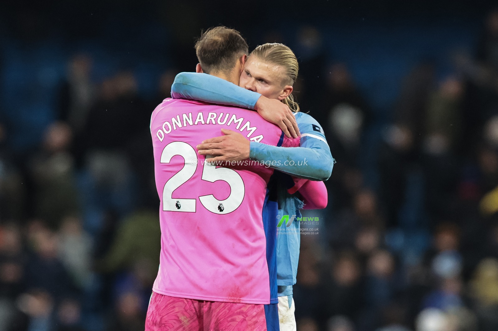 Manchester City goalkeeper Gianluigi Donnarumma embraces Erling Haaland of Manchester City during the Premier League match Manchester City vs Leeds United at Etihad Stadium, Manchester, United Kingdom, 29th November 2025

(Photo by Mark Cosgrove/News Images)

*** GER AUT SUI OUT ***