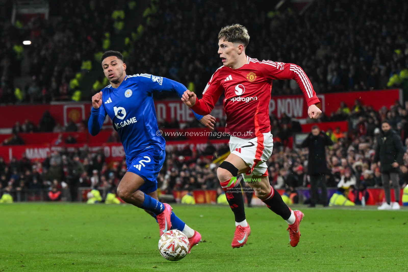 Alejandro Garnacho of Manchester United makes a break with the ball during the Emirates FA Cup Fourth Round match Manchester United vs Leicester City at Old Trafford, Manchester, United Kingdom, 7th February 2025

(Photo by Craig Thomas/News Images)