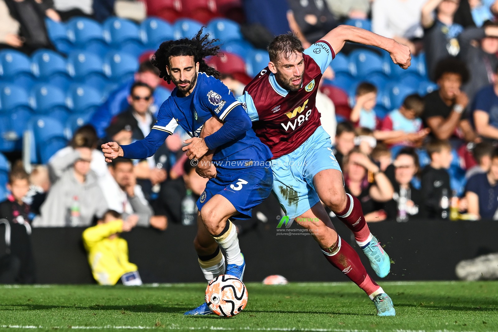 Charlie Taylor #3 of Burnley and Marc Cucurella #3 of Chelsea battle for the ball during the Premier League match Burnley vs Chelsea at Turf Moor, Burnley, United Kingdom, 7th October 2023

(Photo by Craig Thomas/News Images)