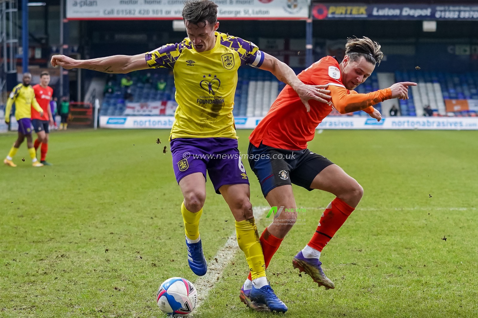 Jonathan Hogg #6 of Huddersfield Town battles with Harry Cornick #7 of Luton Town