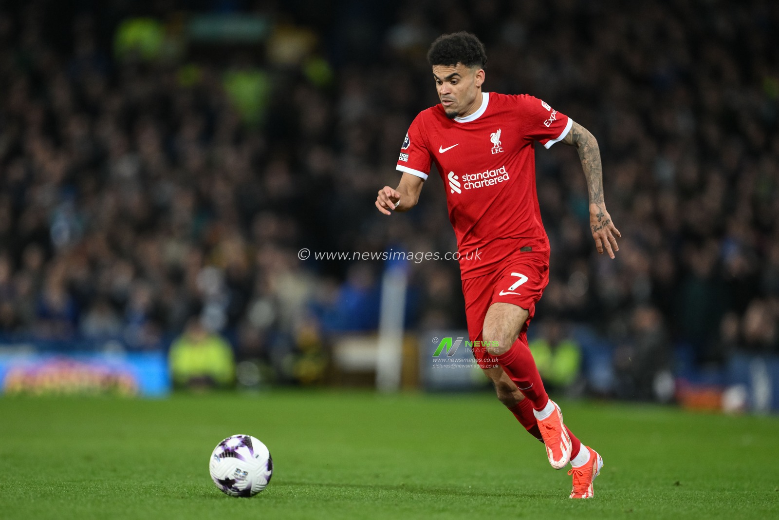 Luis DÃ­az of Liverpool breaks with the ball during the Premier League match Everton vs Liverpool at Goodison Park, Liverpool, United Kingdom, 24th April 2024

(Photo by Craig Thomas/News Images)