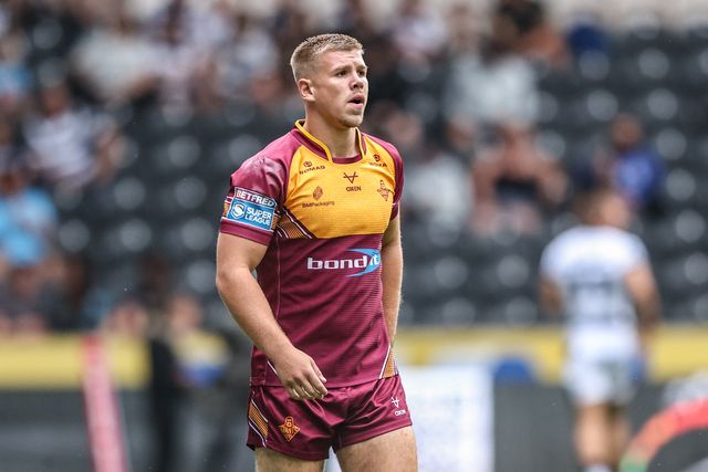 Harry Rushton of Huddersfield Giants during pre-game warm up during the Betfred Super League round 20 match Hull FC vs Huddersfield Giants at MKM Stadium, Hull, United Kingdom, 26th July 2025

(Photo by Alfie Cosgrove/News Images)