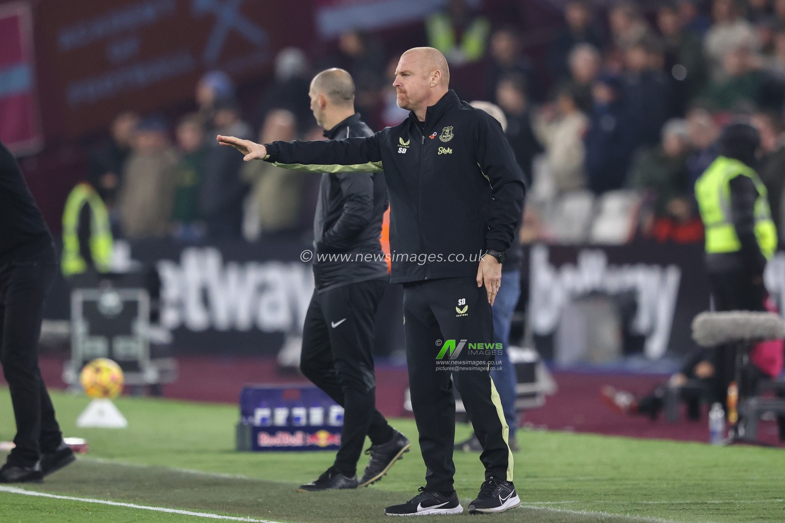 Sean Dyche manager of Everton gives his team instructions during the Premier League match West Ham United vs Everton at London Stadium, London, United Kingdom, 9th November 2024

(Photo by Alfie Cosgrove/News Images)