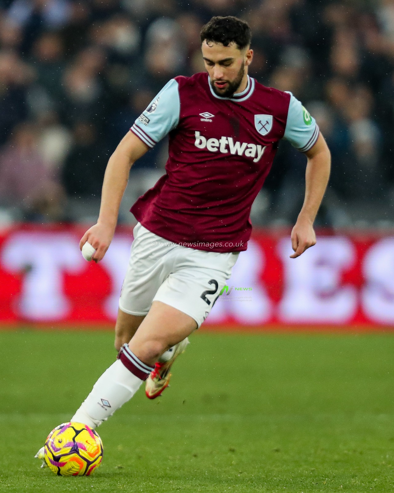 Maximilian Kilman of West Ham United runs with the ball during the Premier League match West Ham United vs Brentford at London Stadium, London, United Kingdom, 15th February 2025

(Photo by Izzy Poles/News Images)