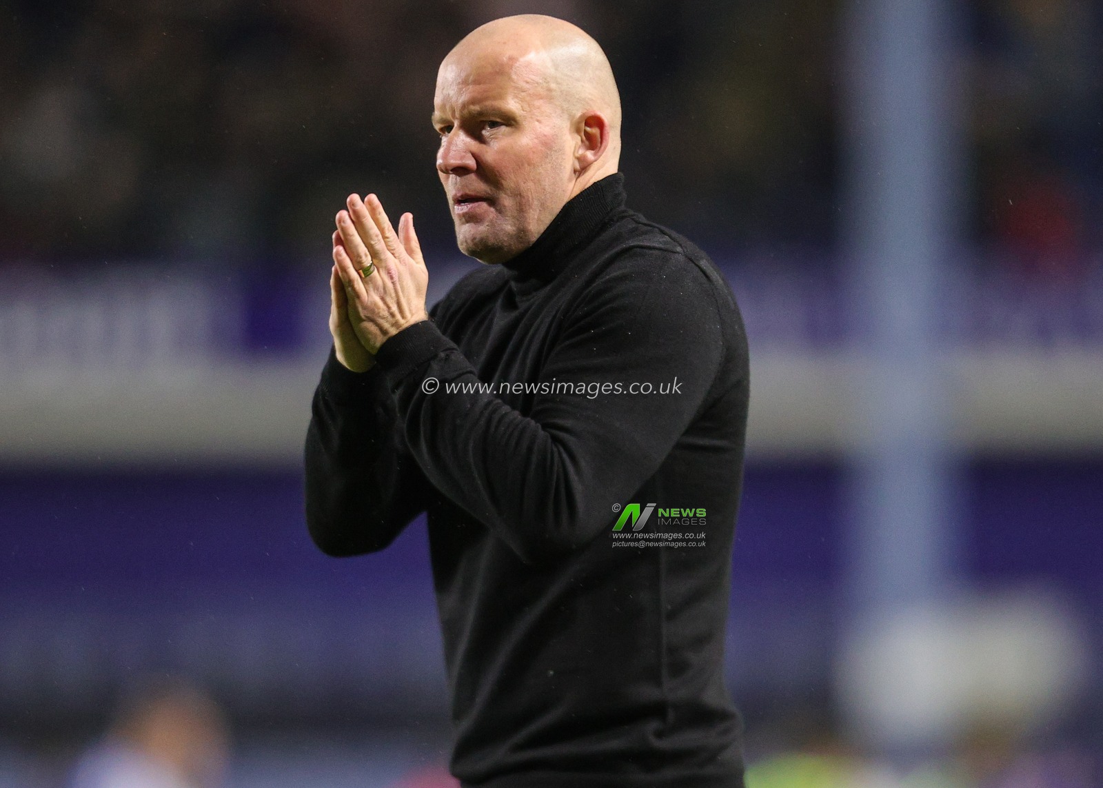 Henrik Pedersen Sheffield Wednesday manager applauds the fans during the Sky Bet Championship match Sheffield Wednesday vs Preston North End at Hillsborough, Sheffield, United Kingdom, 29th November 2025

(Photo by Richard Bierton/News Images)

*** GER AUT SUI OUT ***