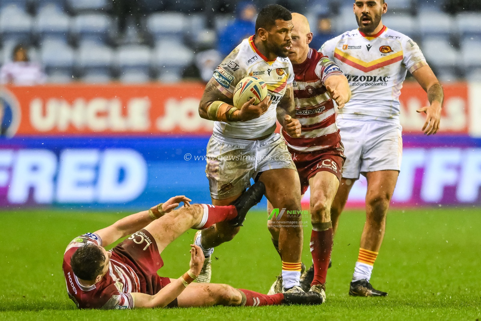 Manu Maâ€™u #26 of Catalans Dragons breaks the tackle of Jake Wardle #4 of Wigan Warriors during the Betfred Super League Round 4 match Wigan Warriors vs Catalans Dragons at DW Stadium, Wigan, United Kingdom, 9th March 2023

(Photo by Craig Thomas/News Images)