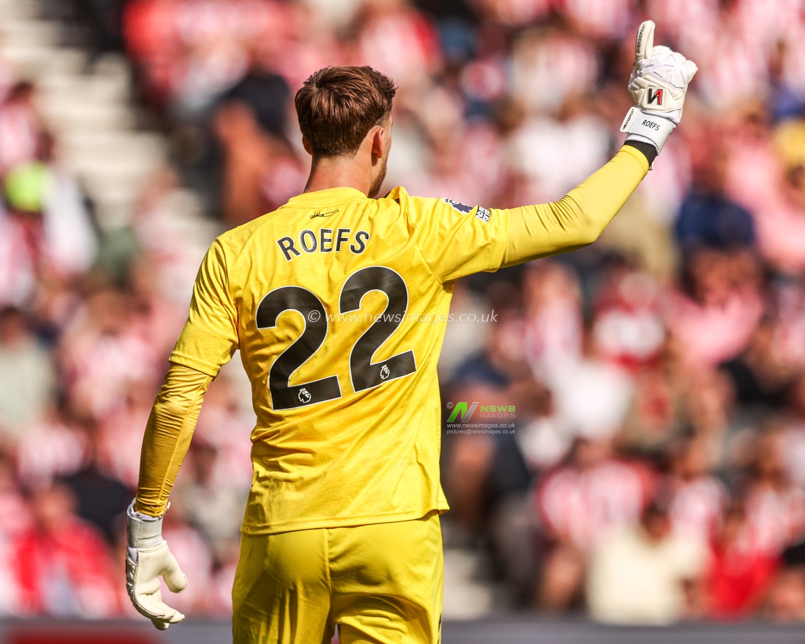 Sunderland goalkeeper Robin Roefs gives his team instructions during the Premier League match Sunderland vs Fulham at Stadium Of Light, Sunderland, United Kingdom on 30 August 2026

(Photo by Alfie Cosgrove/News Images)