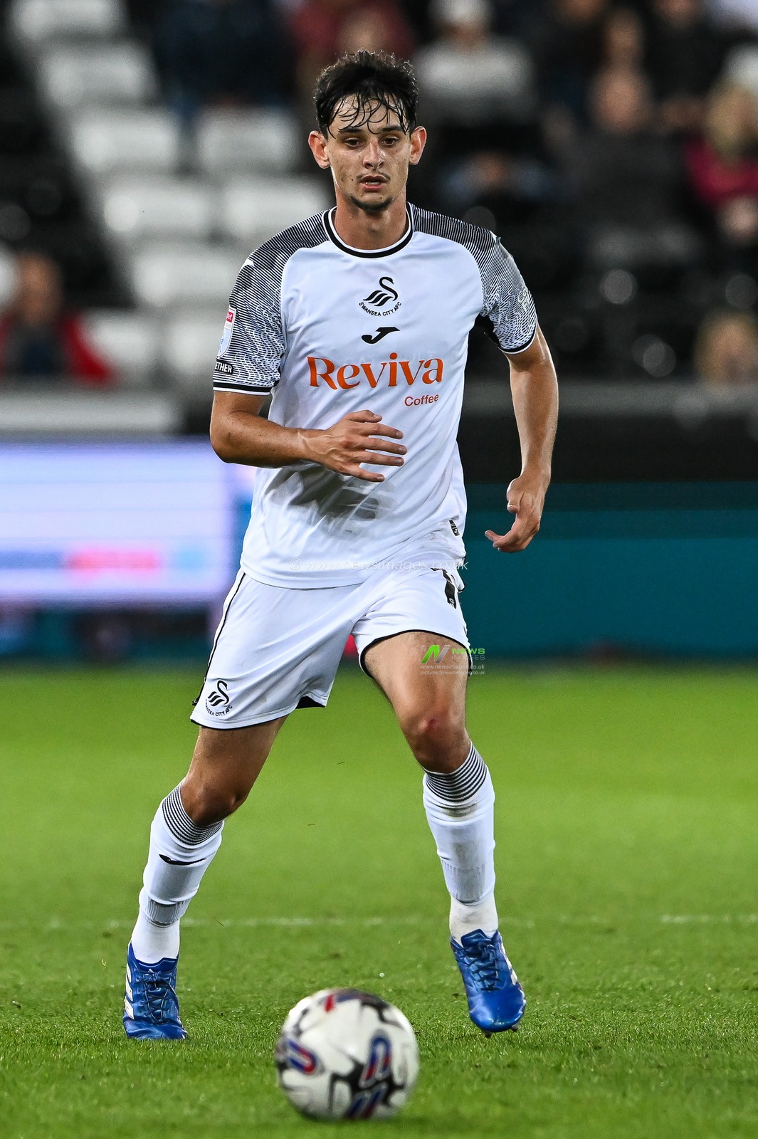 Charlie Patino #18 of Swansea City in action during the Sky Bet Championship match Swansea City vs Norwich City at Swansea.com Stadium, Swansea, United Kingdom, 4th October 2023

(Photo by Craig Thomas/News Images)