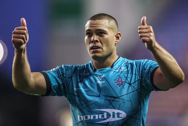 Tui Lolohea of Huddersfield Giants gives the fans a thumbs up during the Betfred Super League round 18 match Wigan Warriors vs Huddersfield Giants at The Brick Community Stadium, Wigan, United Kingdom, 11th July 2025

(Photo by Alfie Cosgrove/News Images)
