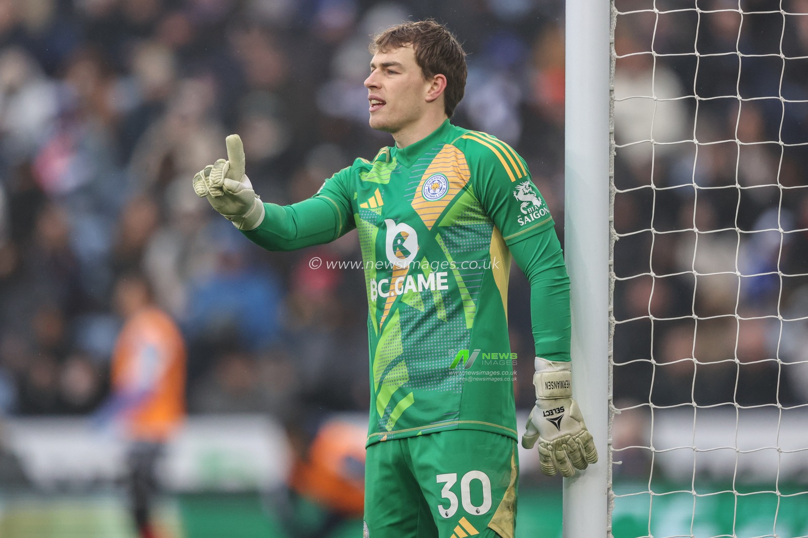 Mads Hermansen of Leicester City gives his team instructions as he prepares to defend a free kick during the Premier League match Leicester City vs Arsenal at King Power Stadium, Leicester, United Kingdom, 15th February 2025

(Photo by Alfie Cosgrove/News Images)
