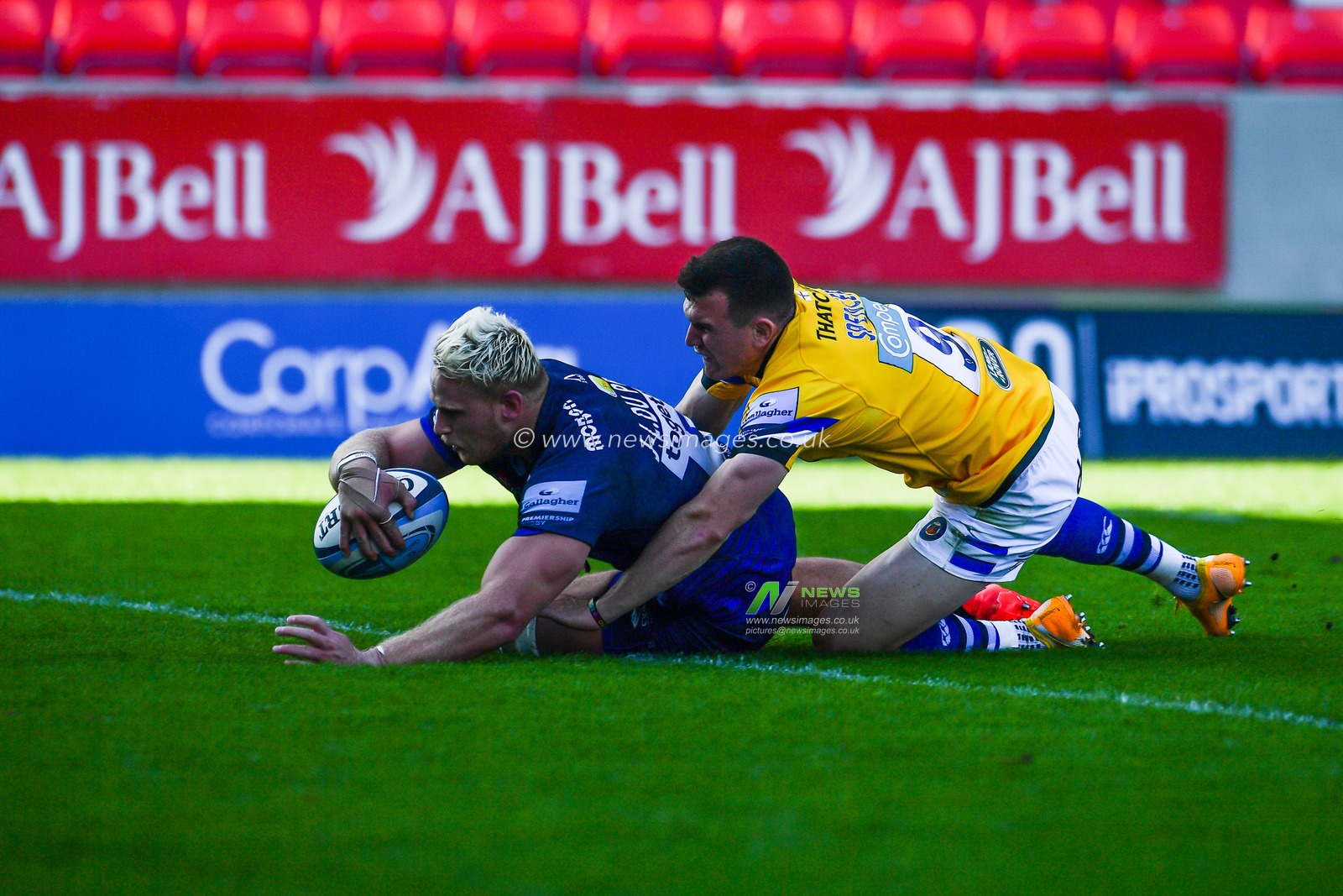 Jean-Luc du Preez of Sale Sharks goes over for a try