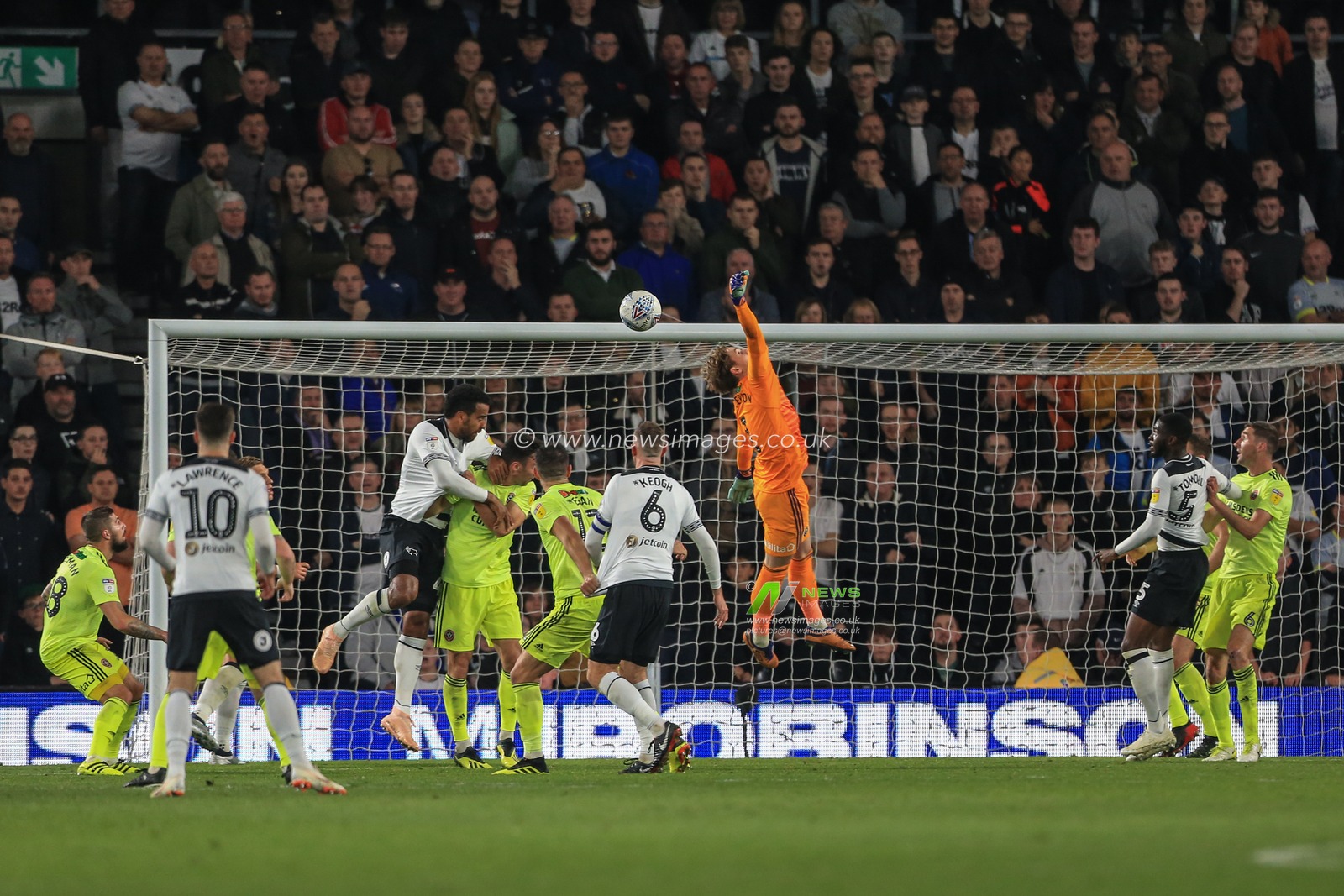 20th October 2018, Pride Park, Derby, England; Sky Bet Championship, Derby County v Sheffield United ; Dean Henderson (01) of Sheffield United tips the ball over the bar 

Credit: Mark Cosgrove/News Images 

English Football League images are subject to DataCo Licence
