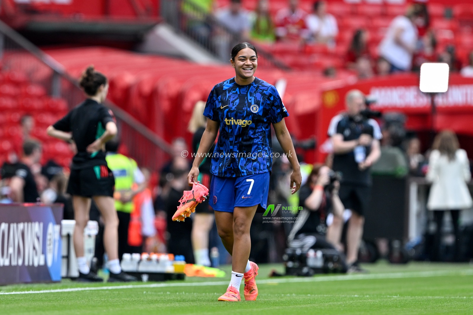 Jess Carter of Chelsea Women warms up ahead of the match, during the The FA Women's Super League match Manchester United Women vs Chelsea FC Women at Old Trafford, Manchester, United Kingdom, 18th May 2024

(Photo by Cody Froggatt/News Images)