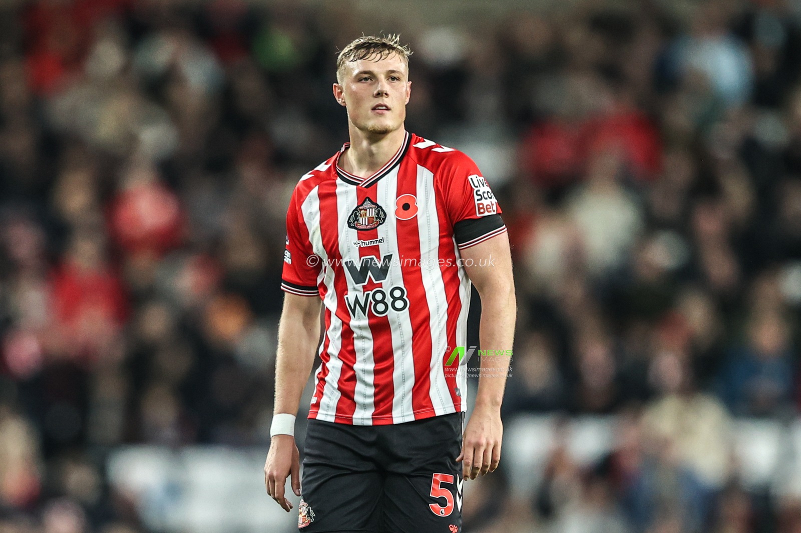 Daniel Ballard of Sunderland during the Premier League match Sunderland vs Arsenal at Stadium Of Light, Sunderland, United Kingdom, 8th November 2025

(Photo by Alfie Cosgrove/News Images)

*** GER AUT SUI OUT ***