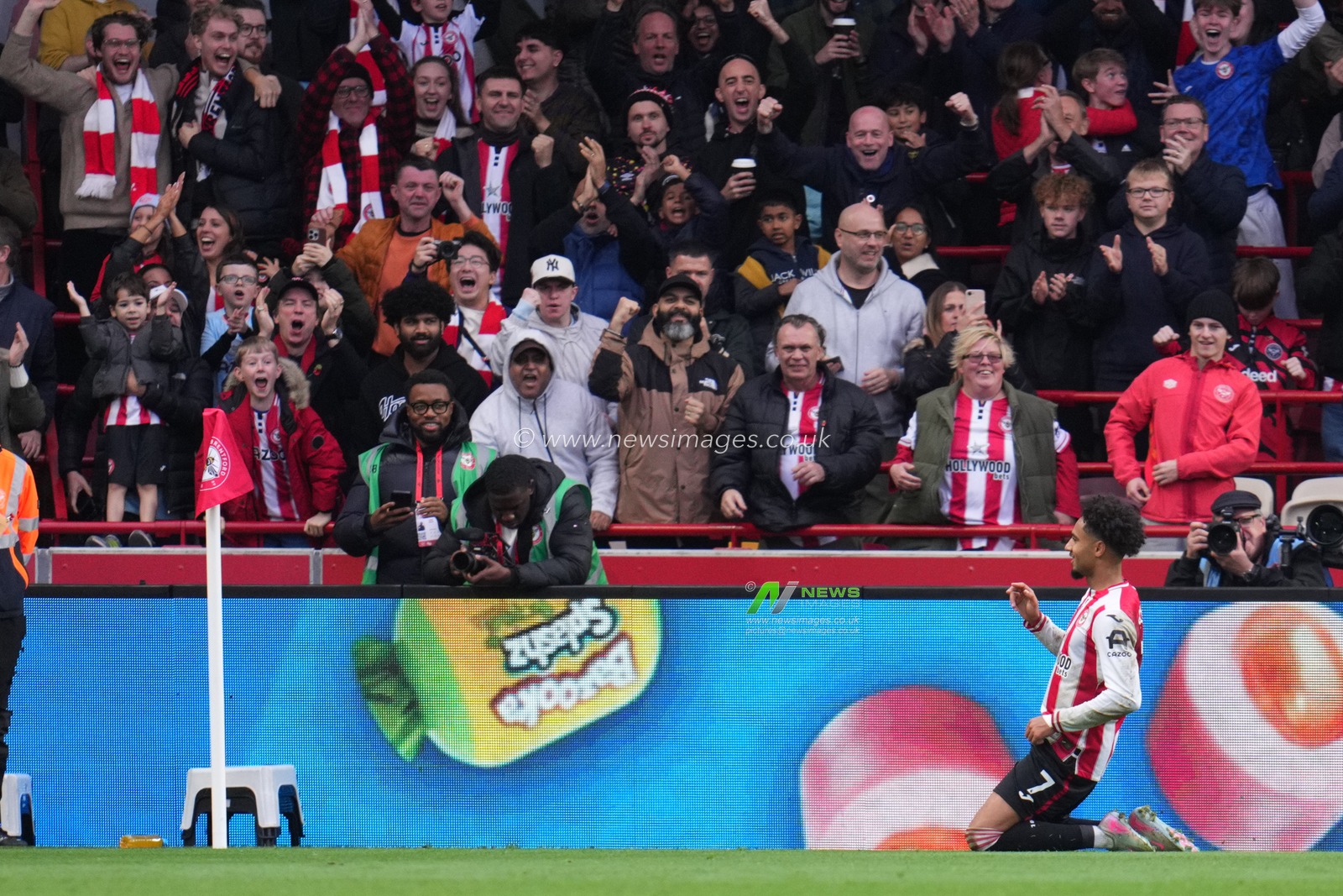 Kevin Schade of Brentford celebrates goal during the Premier League match Brentford vs Newcastle United at The Gtech Community Stadium, London, United Kingdom, 9th November 2025

(Photo by Harvey Murphy/News Images)

*** GER AUT SUI OUT ***