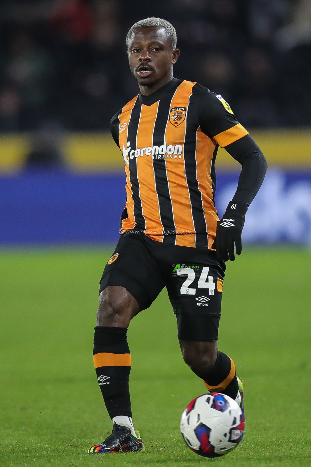 Jean MichaÃ«l Seri #24 of Hull City on the ball during the Sky Bet Championship match Hull City vs Sunderland at MKM Stadium, Hull, United Kingdom, 17th December 2022

(Photo by James Heaton/News Images)