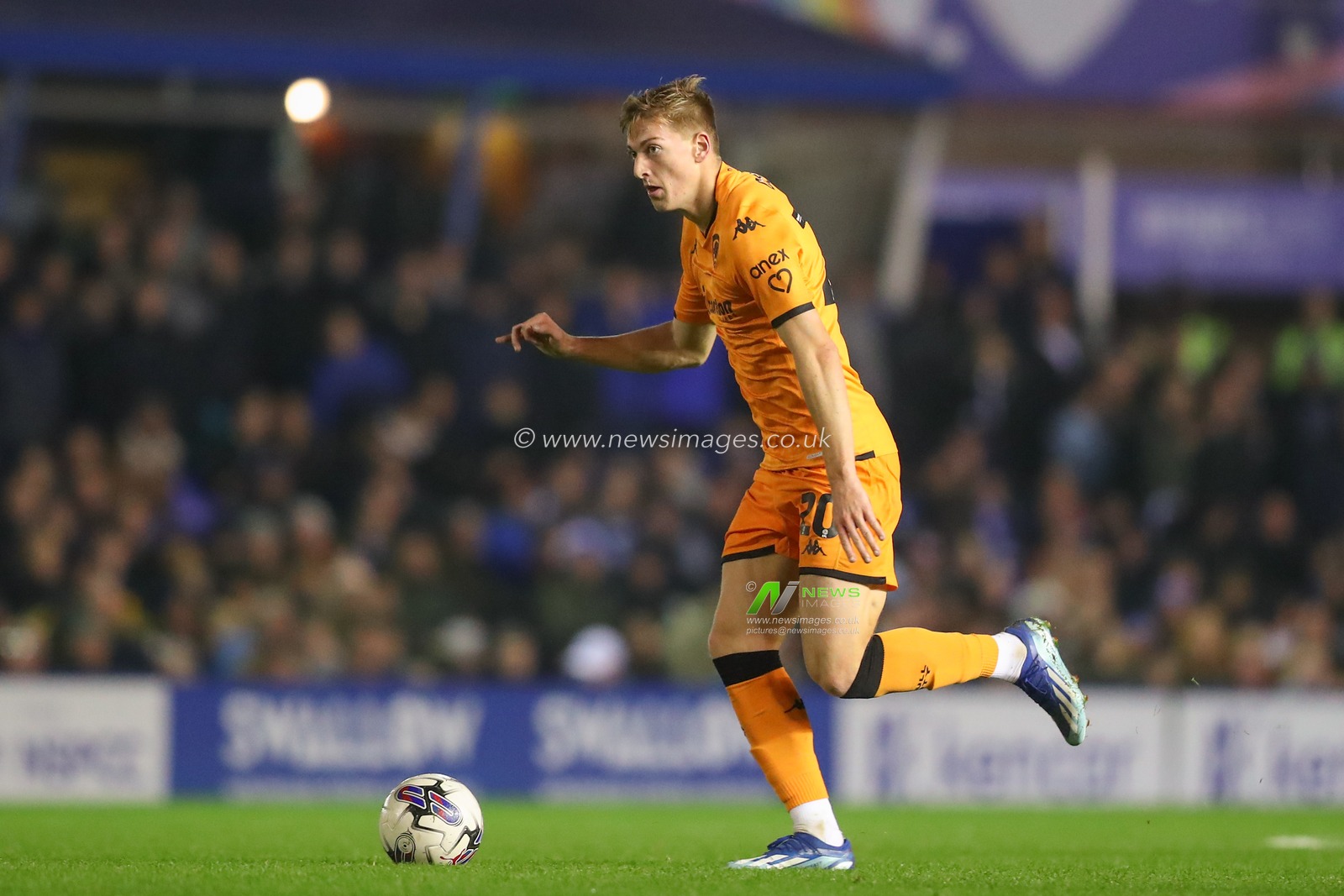 Liam Delap #20 of Hull City runs with the ball during the Sky Bet Championship match Birmingham City vs Hull City at St Andrews, Birmingham, United Kingdom, 25th October 2023

(Photo by Gareth Evans/News Images)