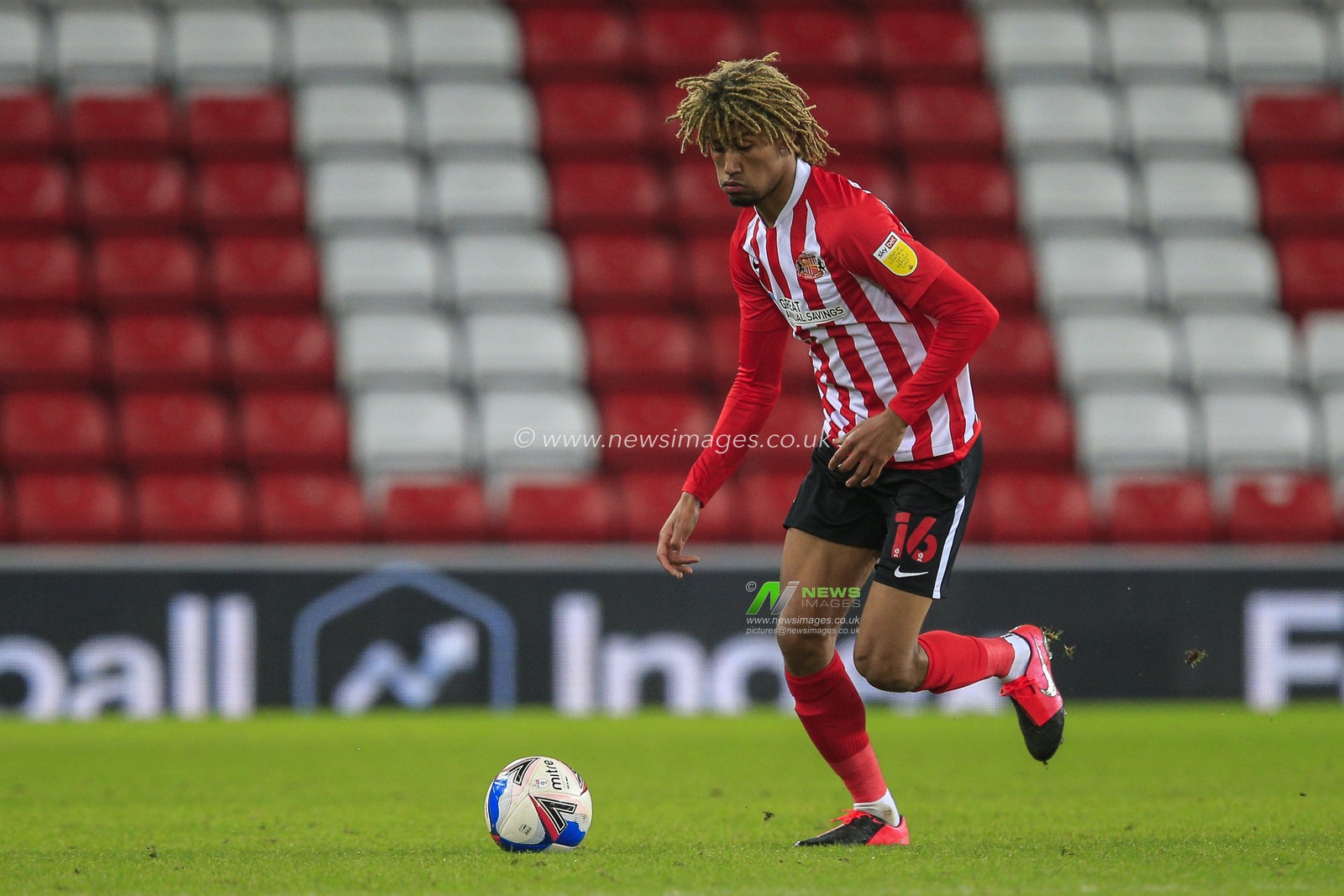 Dion Sanderson #16 of Sunderland in possession of the ball