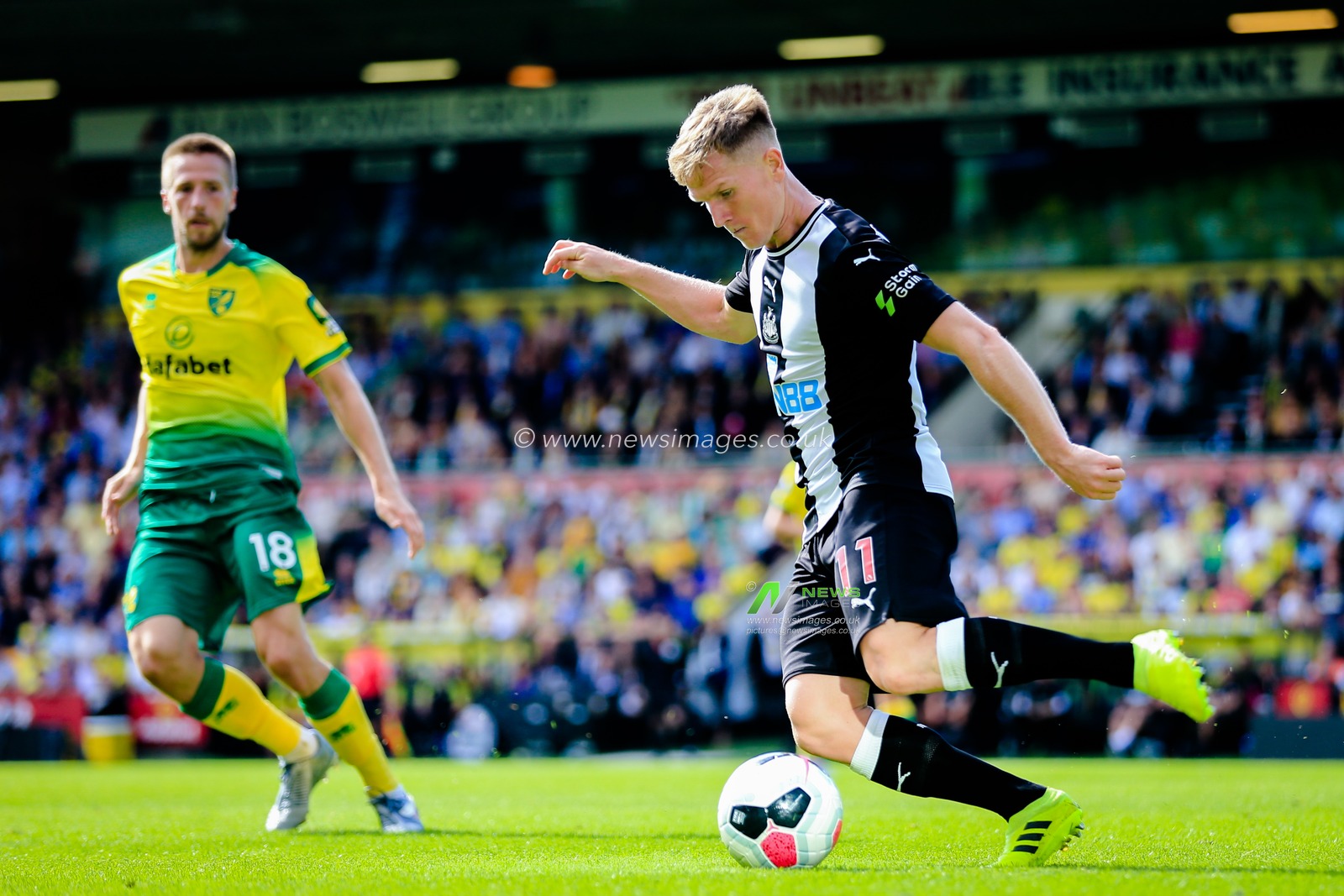17th August 2019, Carrow Road, Norwich, England ; Premier League Football, Norwich City vs Newcastle United : Matt Ritchie  (11) of Newcastle United controls the ball


Credit: Georgie Kerr/News Images

English Football League images are subject to DataCo Licence