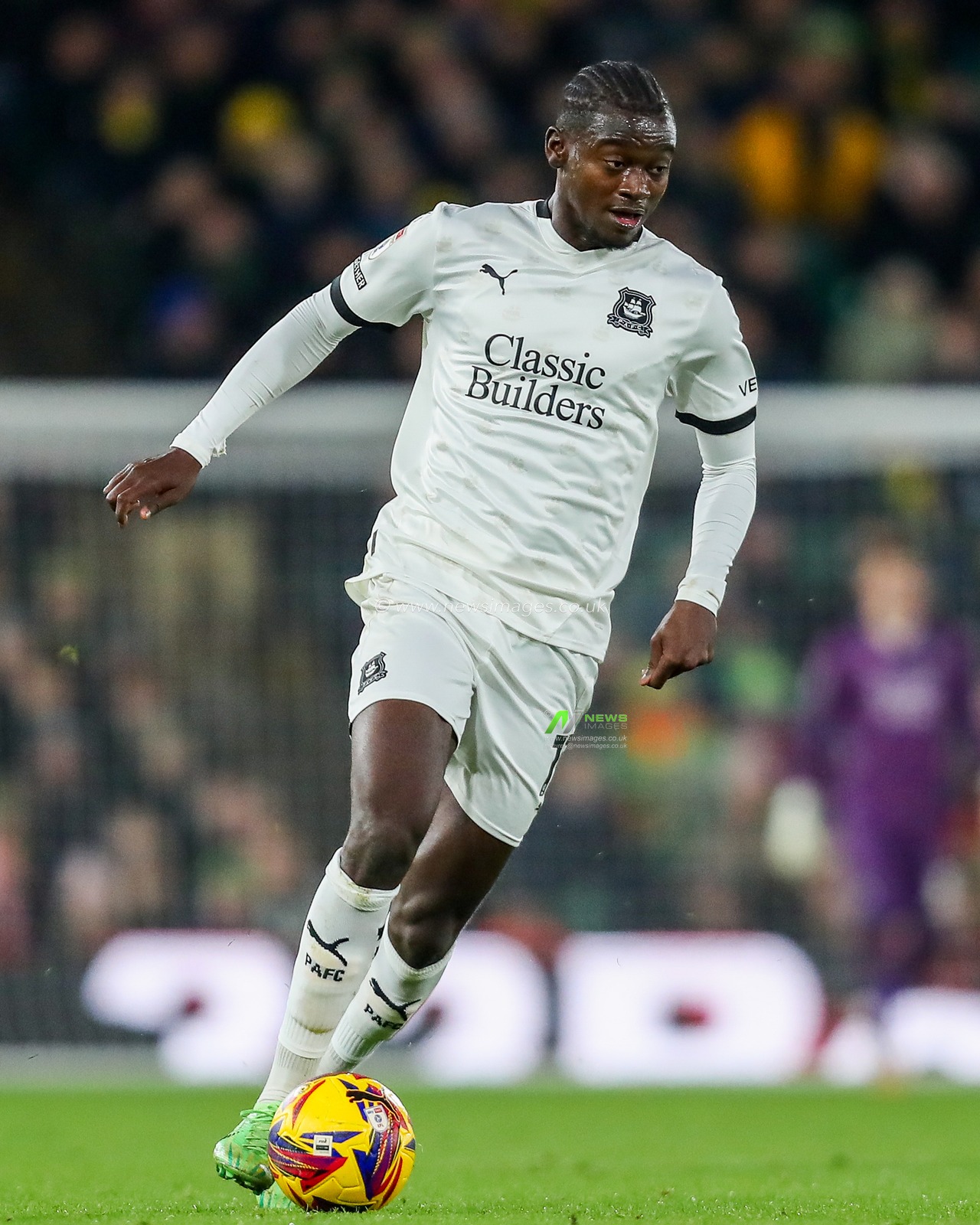 Mustapha Bundu of Plymouth Argyle runs with the ball during the Sky Bet Championship match Norwich City vs Plymouth Argyle at Carrow Road, Norwich, United Kingdom, 26th November 2024

(Photo by Izzy Poles/News Images)