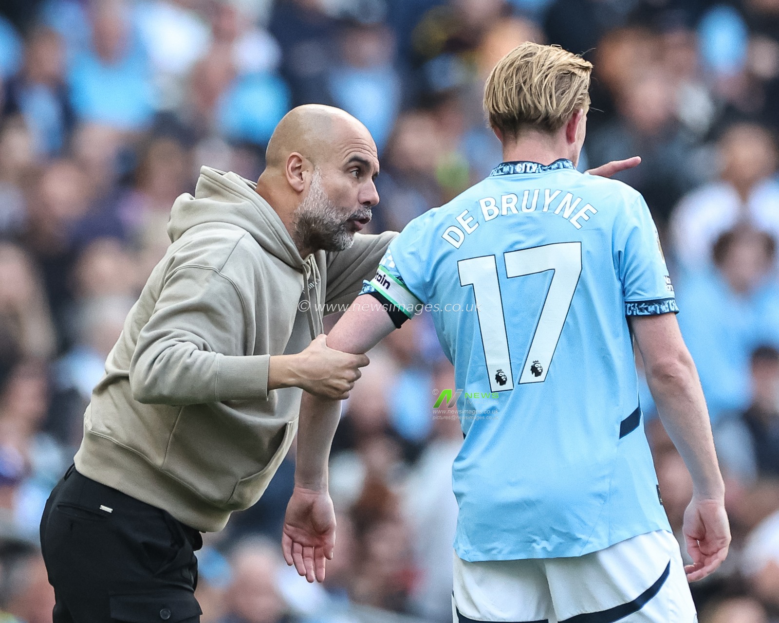 Pep Guardiola manager of Manchester City gives instruction to Kevin De Bruyne of Manchester City during the Premier League match Manchester City vs Ipswich Town at Etihad Stadium, Manchester, United Kingdom, 24th August 2024

(Photo by Mark Cosgrove/News Images)
