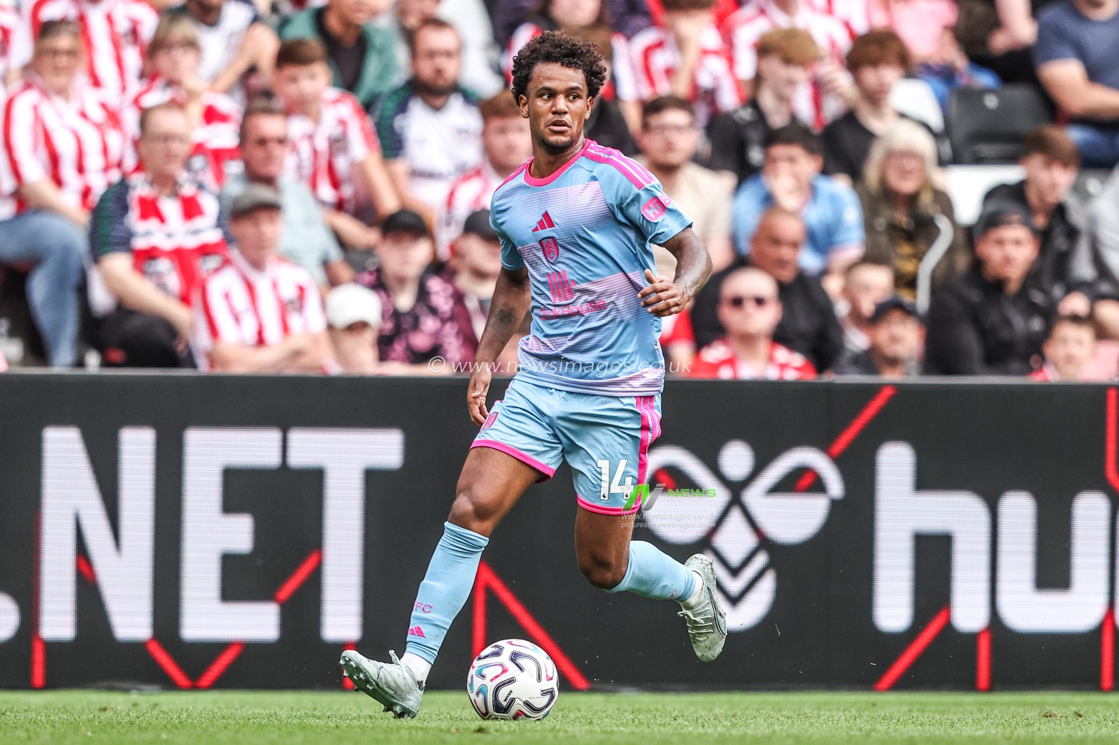 Oscar Bobb of Fulham breaks with the ball during the Premier League match Sunderland vs Fulham at Stadium Of Light, Sunderland, United Kingdom on 30 August 2026

(Photo by Alfie Cosgrove/News Images)