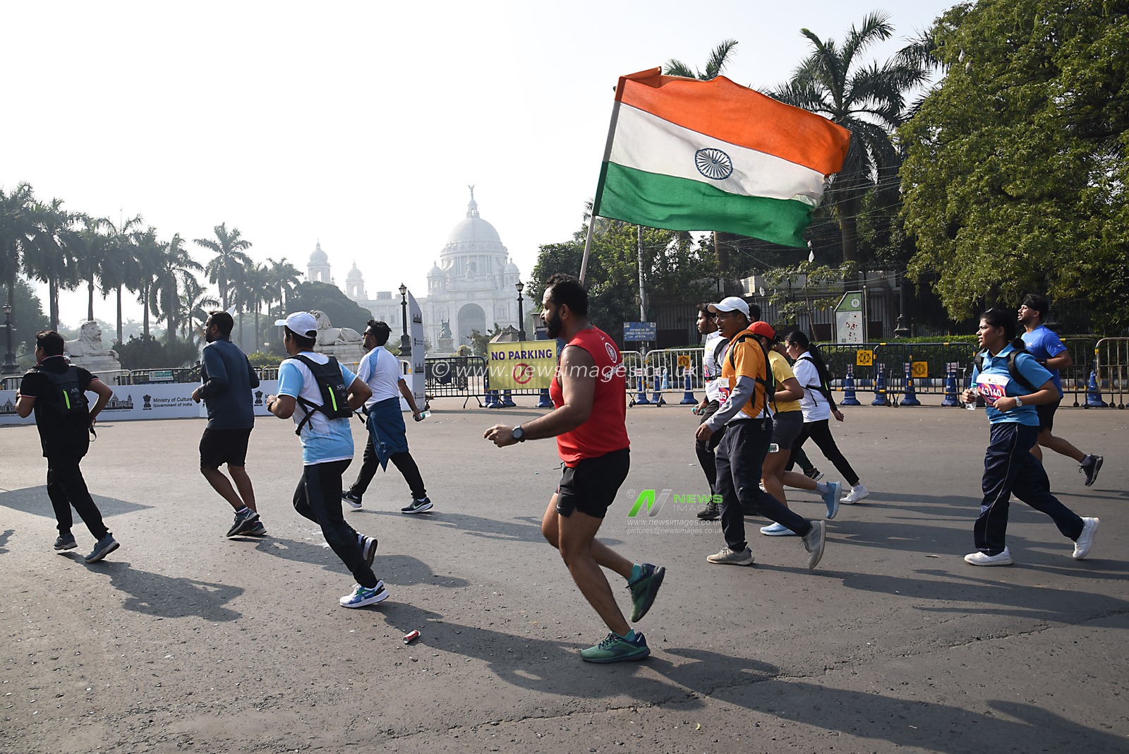 An Indian Armatures  runner with hold national flag  takes part in the "Tata Steel World 25K " and past Kolkata iconic Victoria Memorial  on 15 December,2024.Pictures by Debajyoti Chakraborty(Photo: Debajyoti Chakraborty/News Images)